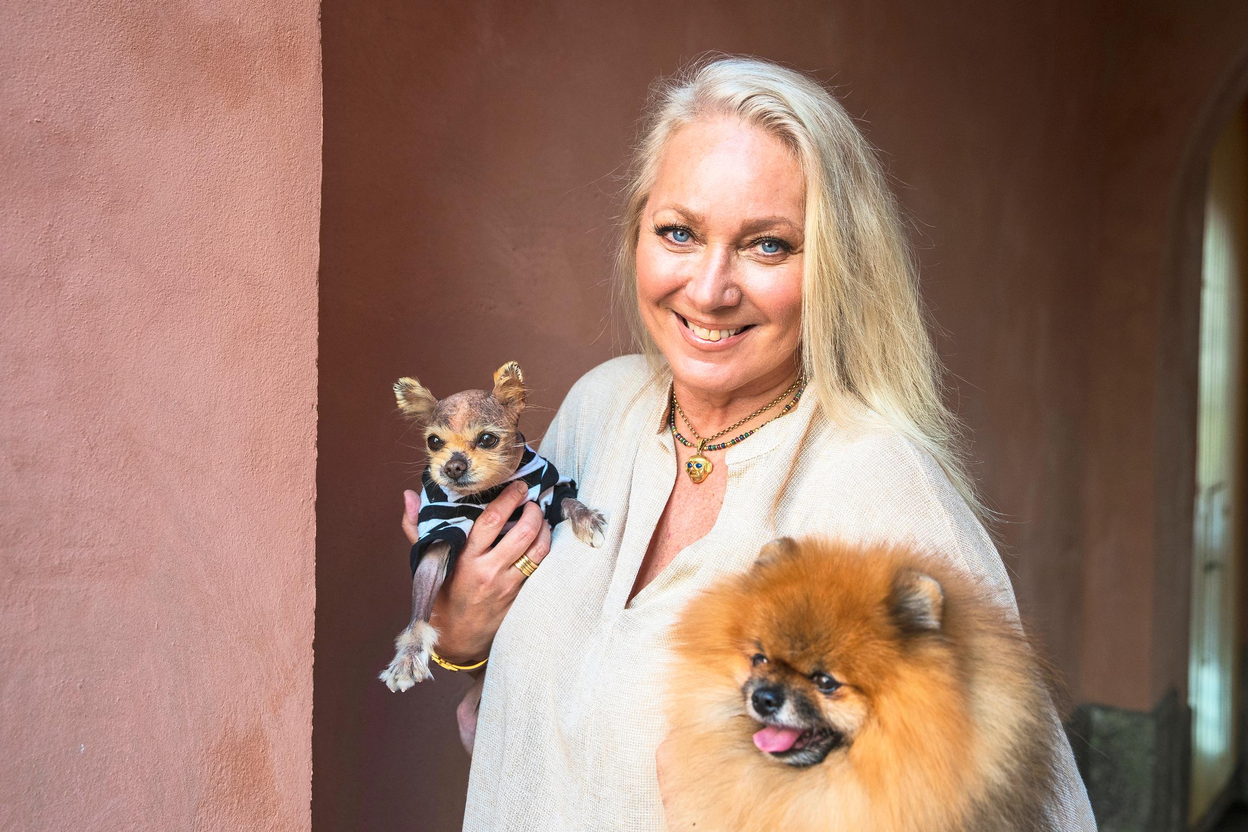 Tyylikonsultti Leena Sarvi-Hannikainen: ”Pomeranian-koirani ovat pelottomia vahtikoiria”