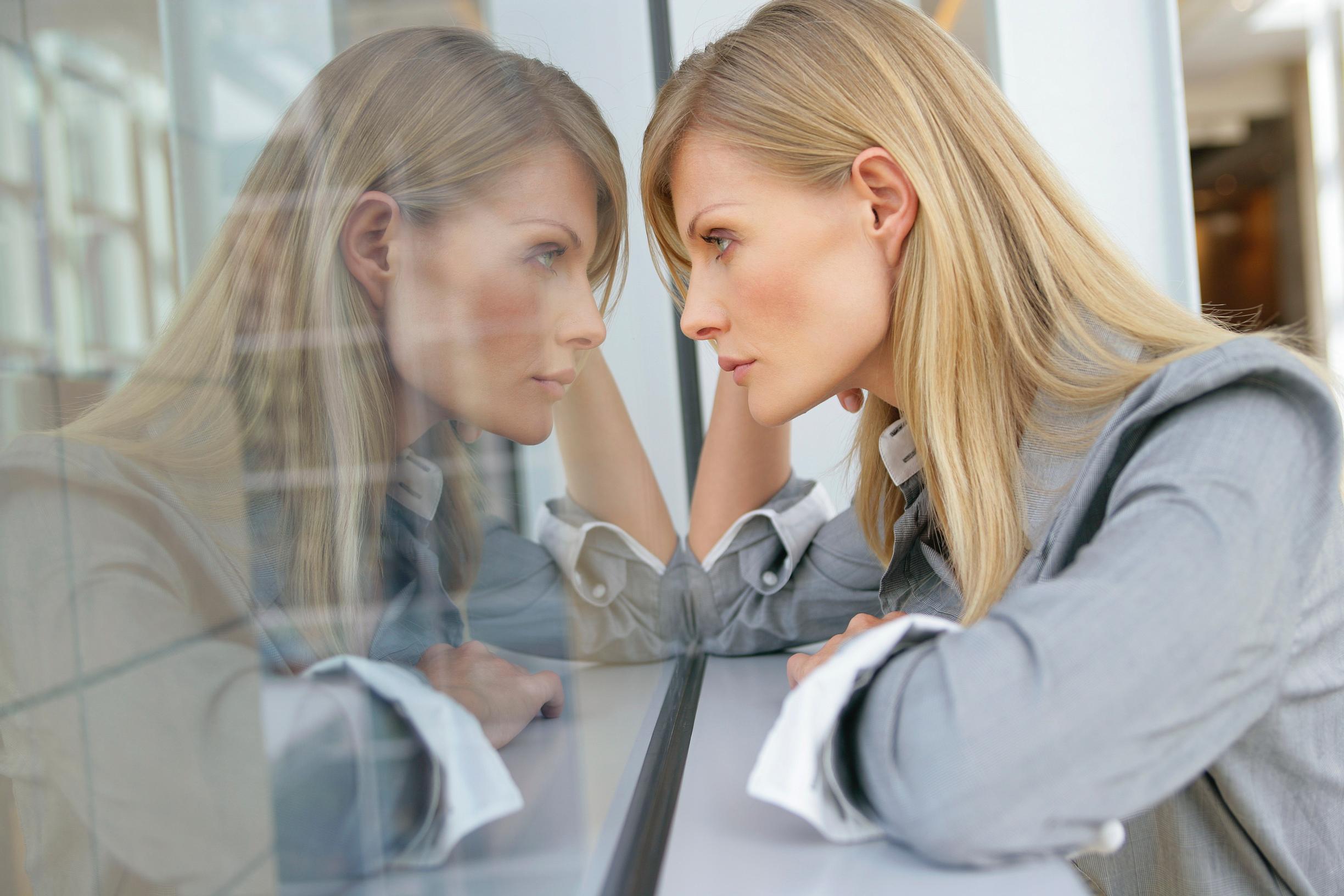 Omaishoiva kasautuu naisille terveyden ja uran kustannuksella