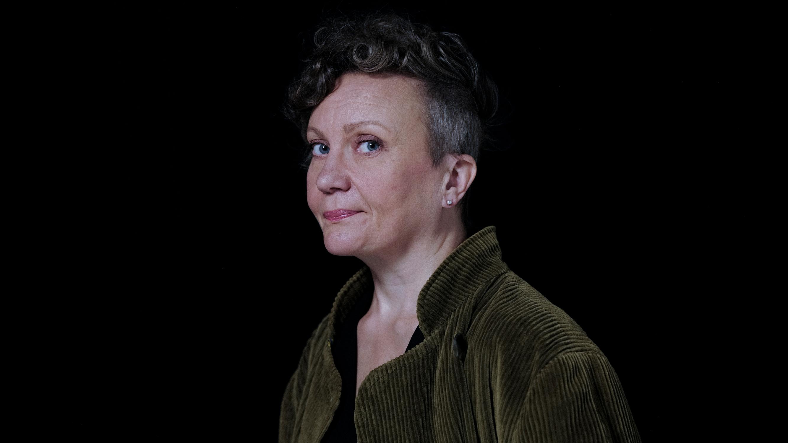 Hanna Weseliuksen lapsuus oli hankala, mutta hän oppi lukemaan 3-vuotiaana: ”Lukeminen on pitänyt minut elossa”