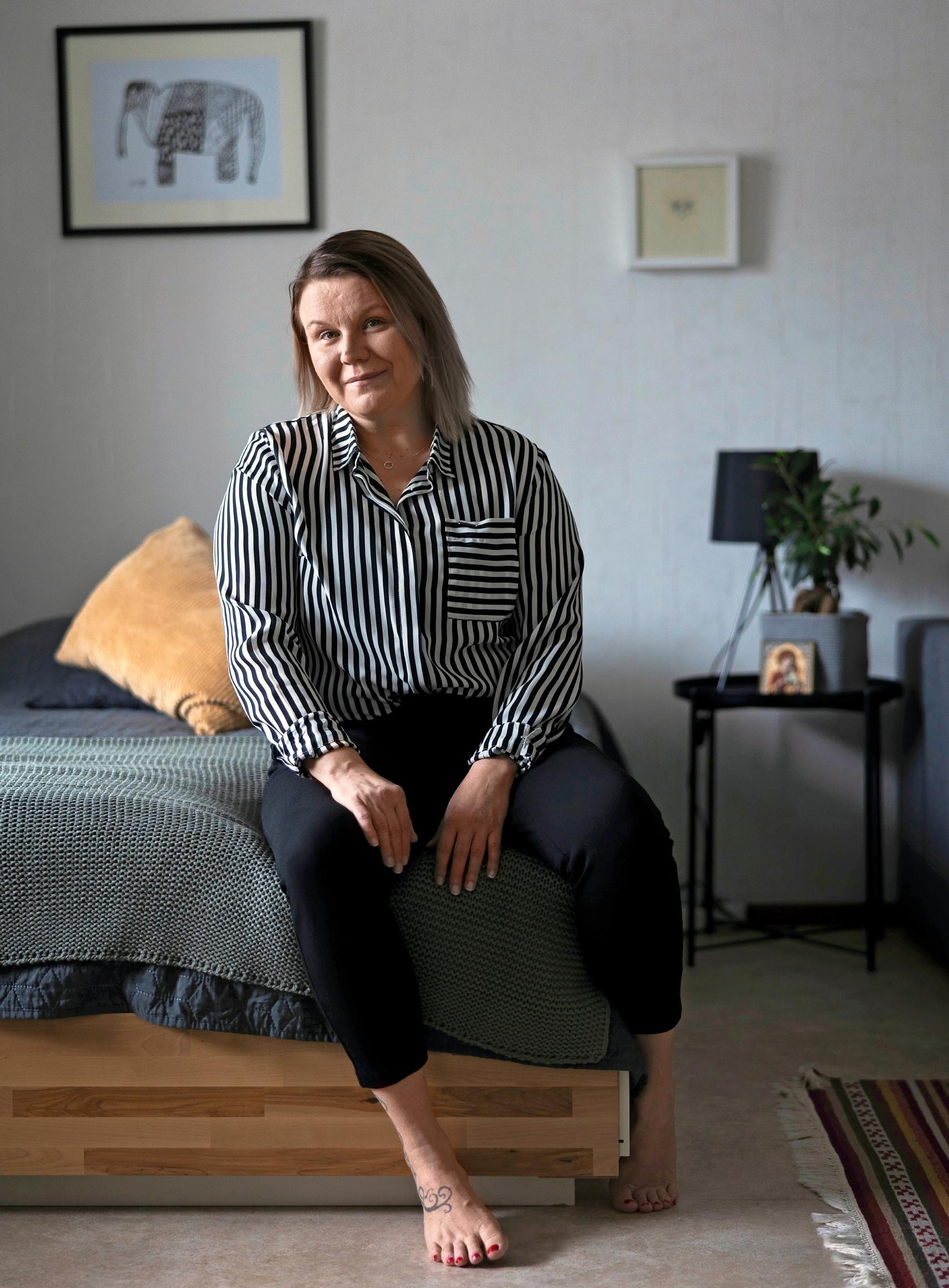 Masennus ei lamaannuttanut Jonnaa, vaan hän yritti pysyä liikkeessä ja touhuta: ”Pelkäsin kauan pysähtymistä, sillä pysähtyessä voisi tapahtua jotain kamalaa”