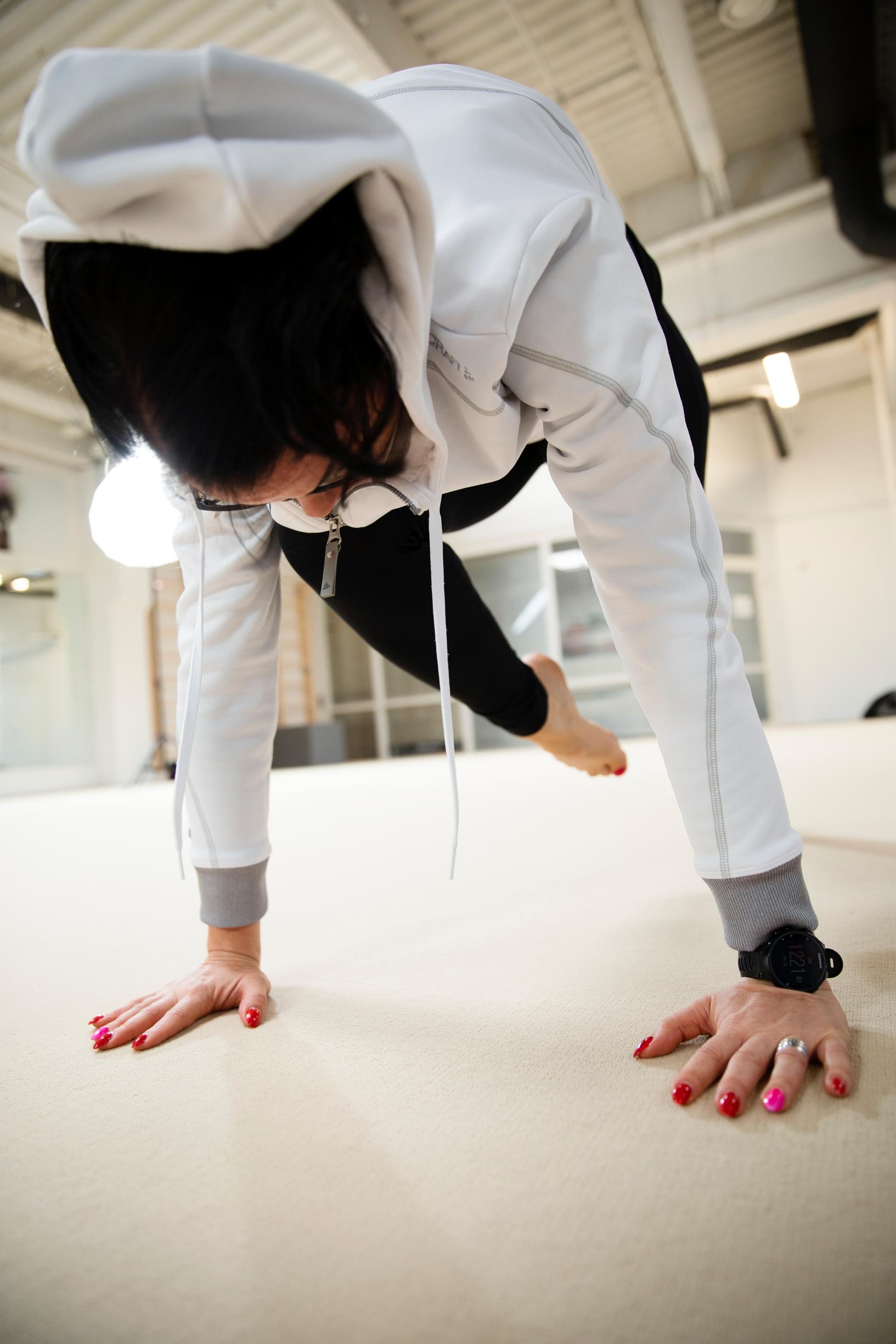 Tanssillinen voimistelu vaatii Heidi Kaartiselta niin sulavuutta kuin voimaakin.