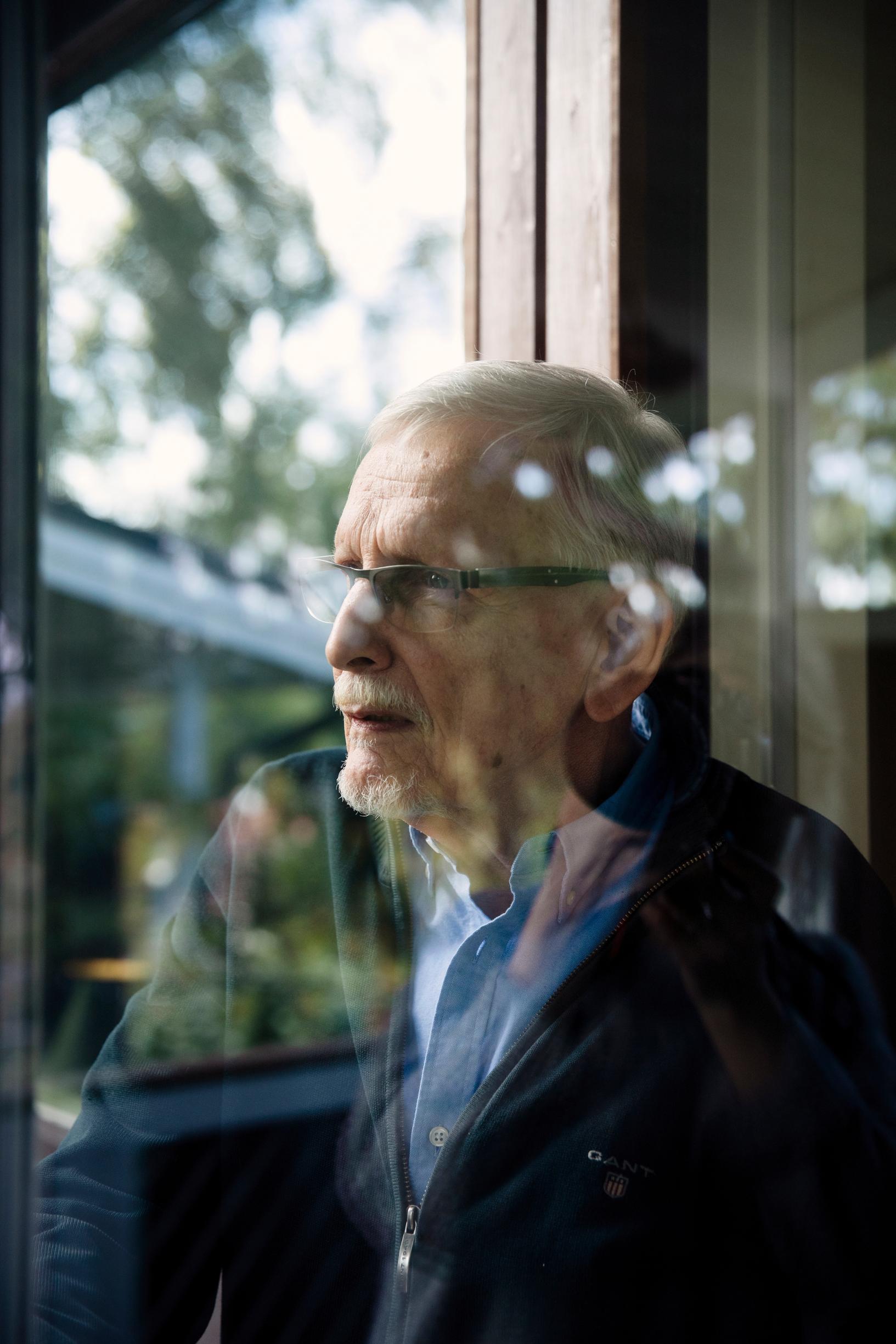 Hannu Lauri sanoo kärsineensä koko ikänsä tunneherkkyydestä, lähes hauraudesta. Näyttämöllä hän on häikäissyt mutta työ on vienyt välillä kaiken.