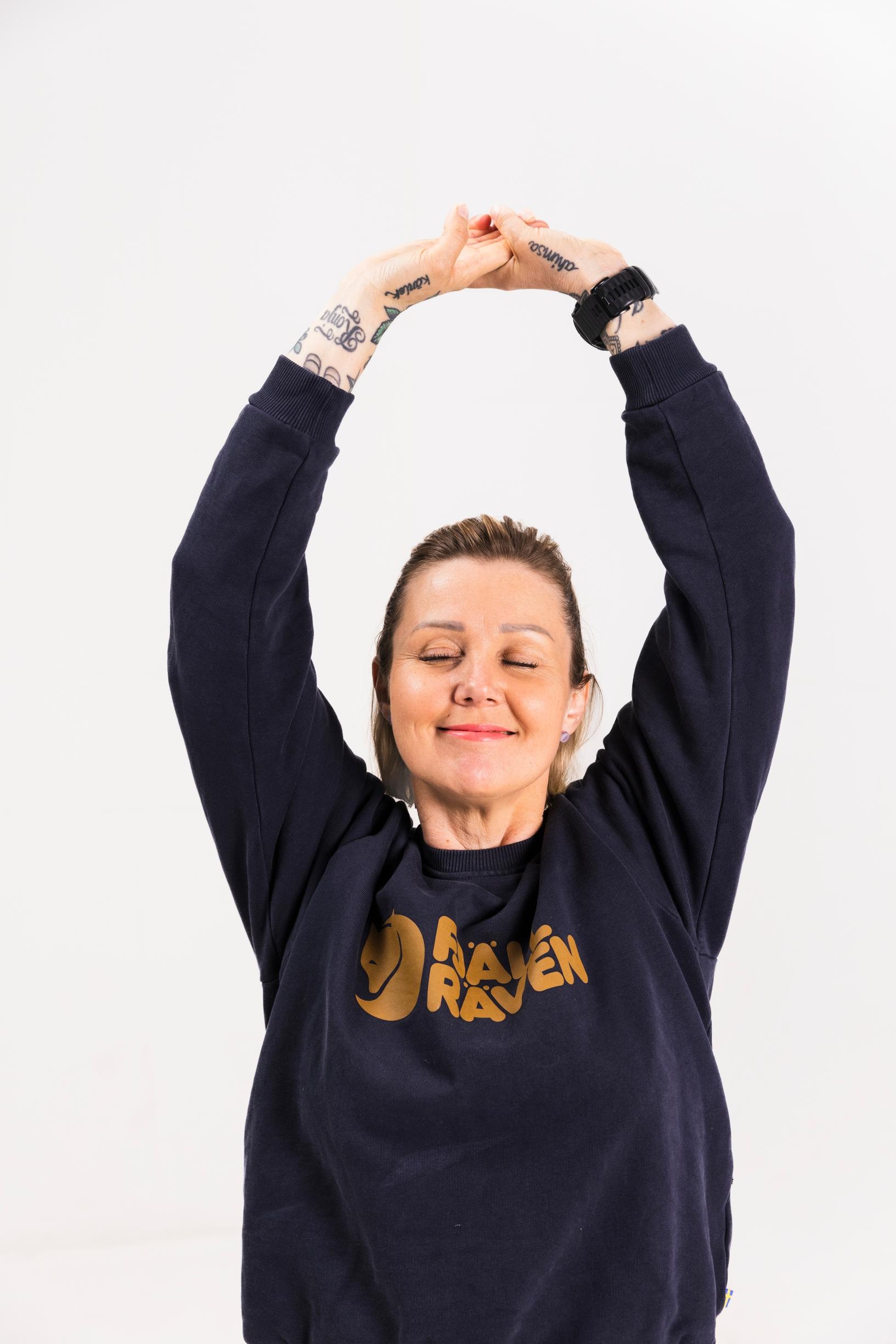 6 liikkeen helppo treeni lievittää stressiä ja rentouttaa kroppaa – jos kaipaat virkistymistä kesken päivän, tee jokin näistä liikkeistä