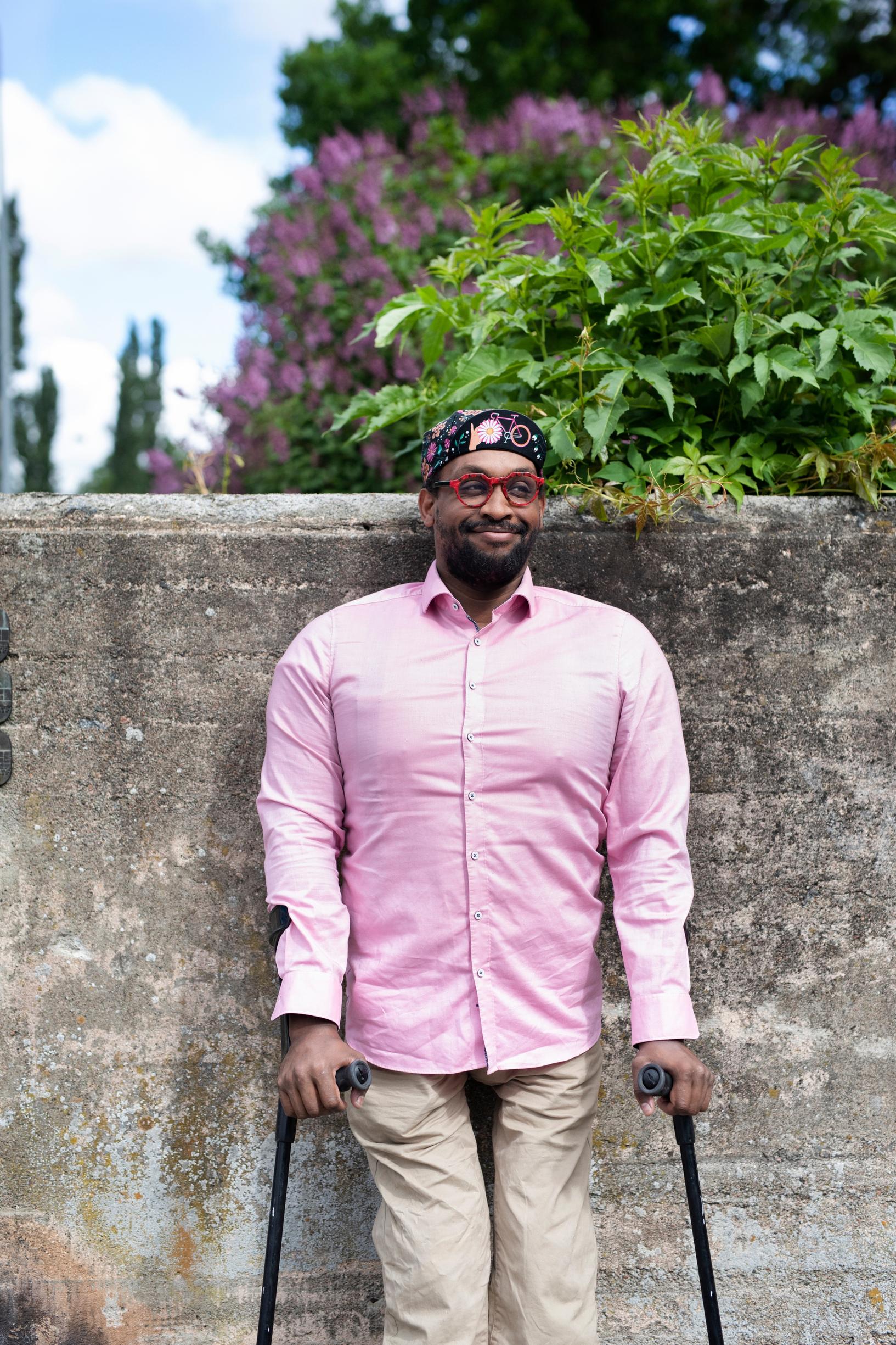 Otso Zelalem Laxenius on käyttänyt kyynärsauvoja kävelemiseen lapsesta asti.