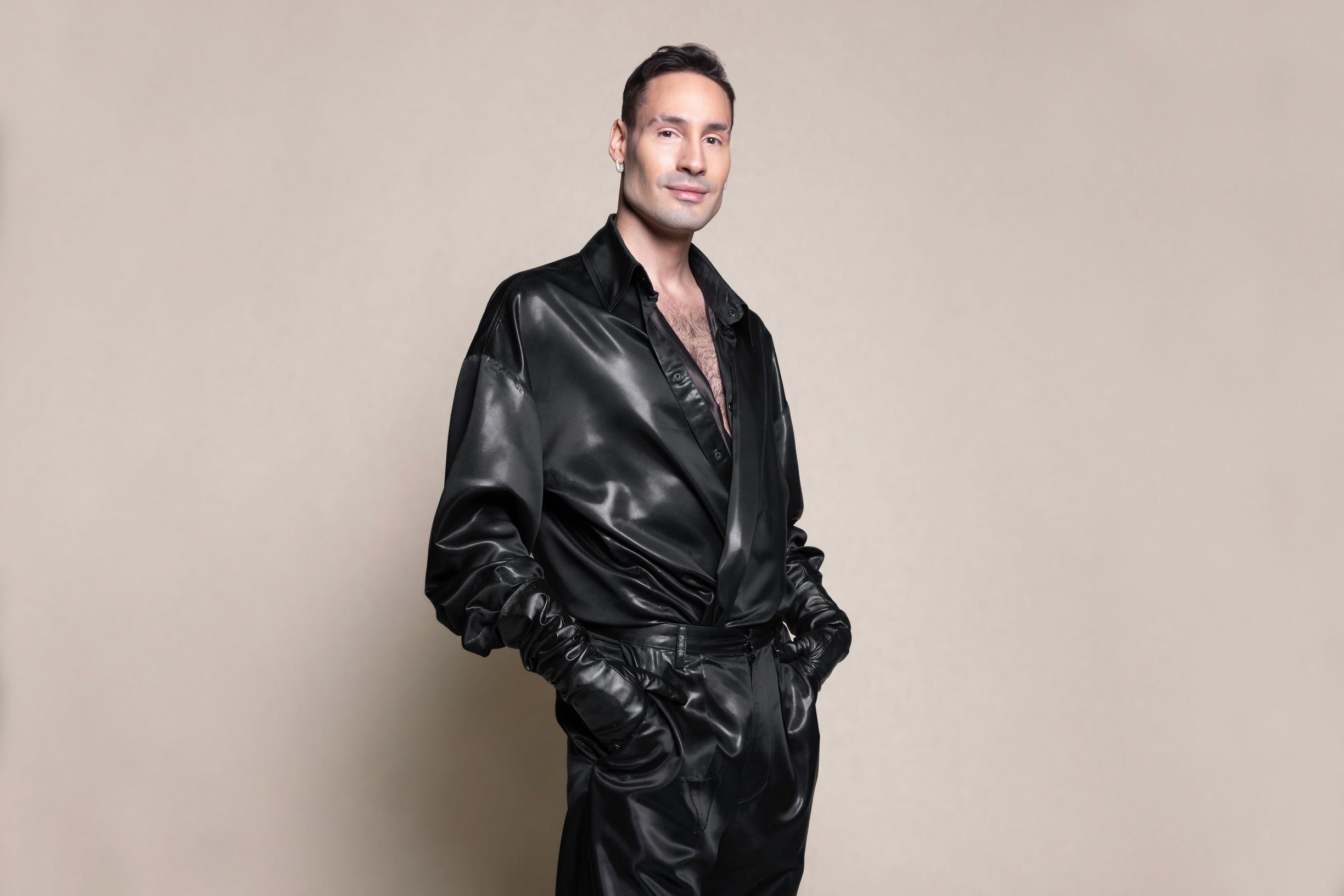 Mert Otsamo paljastaa, mitä odottaa Muodin huipulle -sarjan uudelta kaudelta – omassa suunnittelussaan hän tykkää rikkoa sukupuolten rajoja