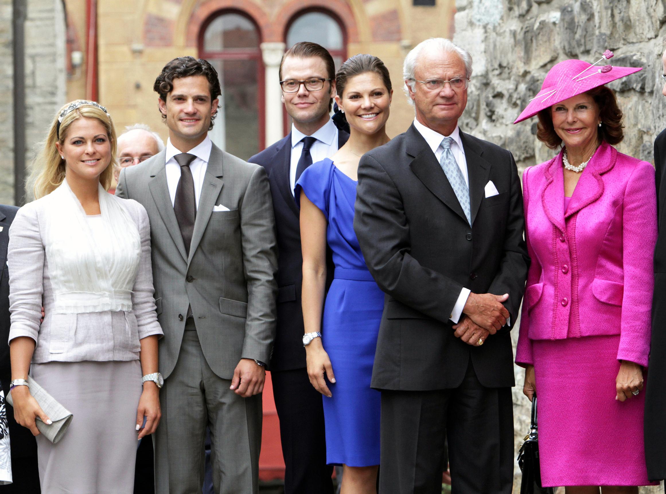 Kuningasperhe vuonna 2010, jolloin prinsessa Victoria oli jo ehtinyt naimisiin.