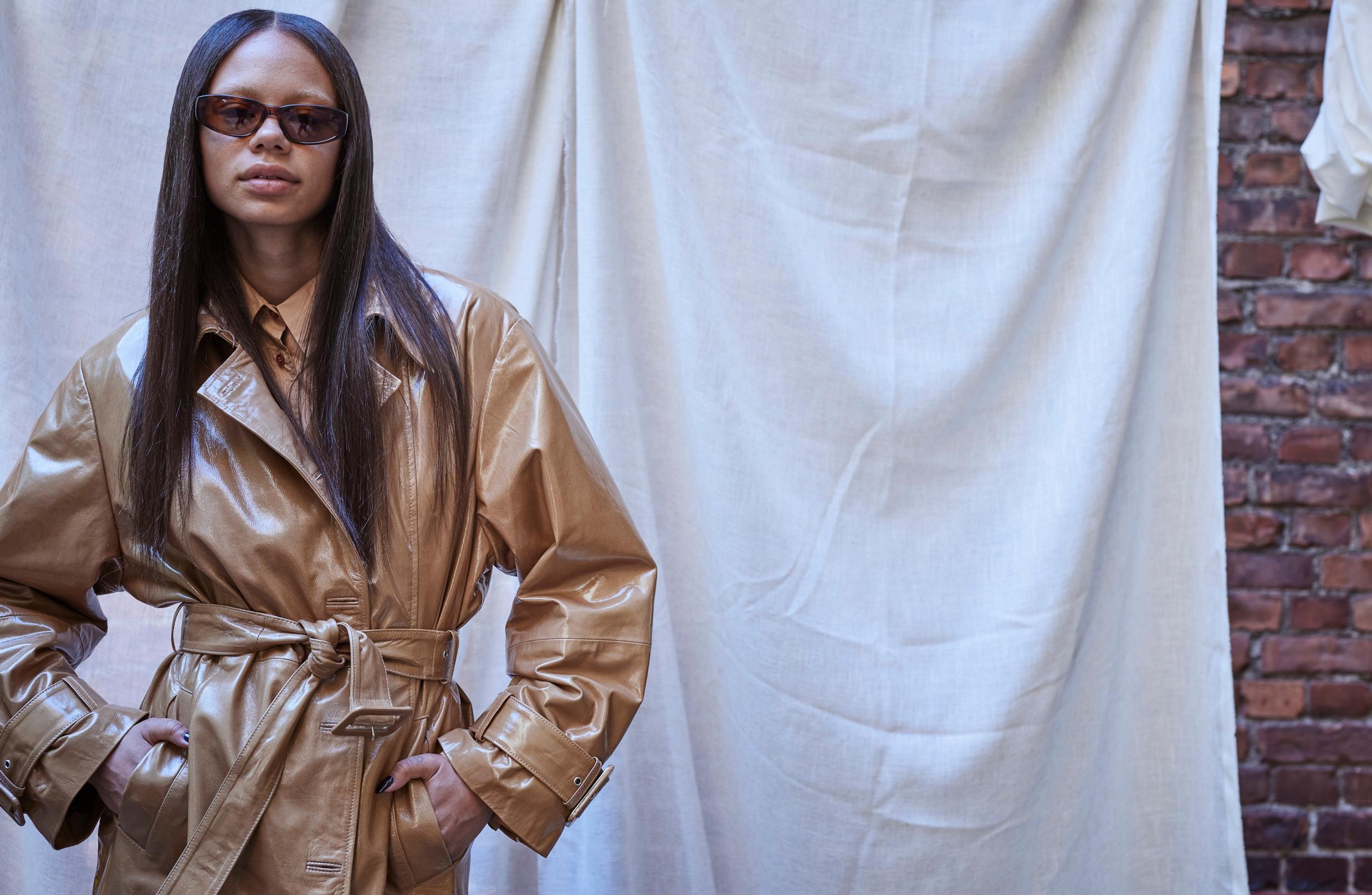 Nahkatakki 719 e, Gestuz. Kauluspaita 190 e, By Malene Birger.Aurinkolasit 140 e, Chimi/Beamhill.