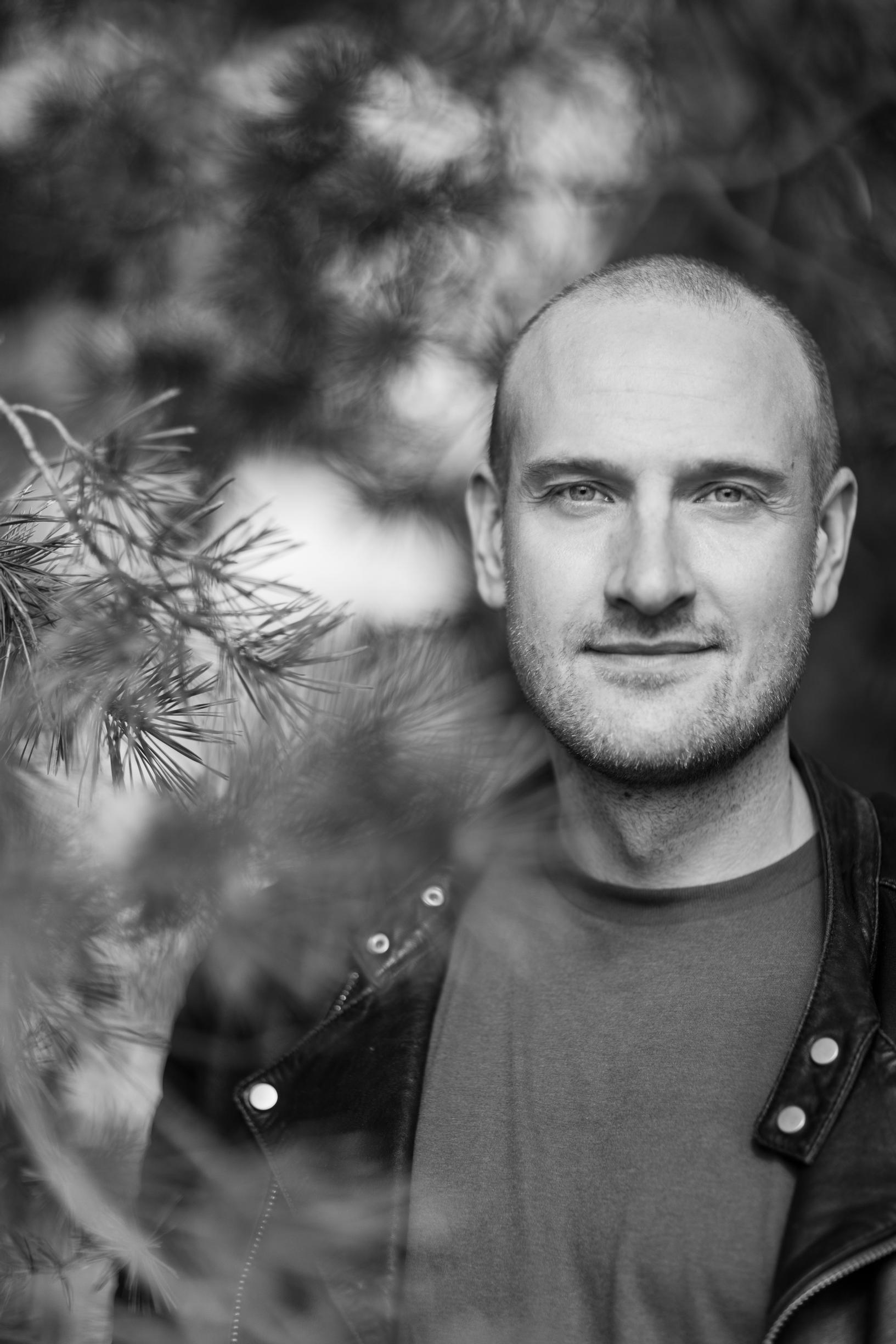 Max Seeck ja Eevan kirjaklubin 20 kysymystä: ”On hauska vähän kapinoida vallitsevaa yhteiskuntajärjestystä vastaan"