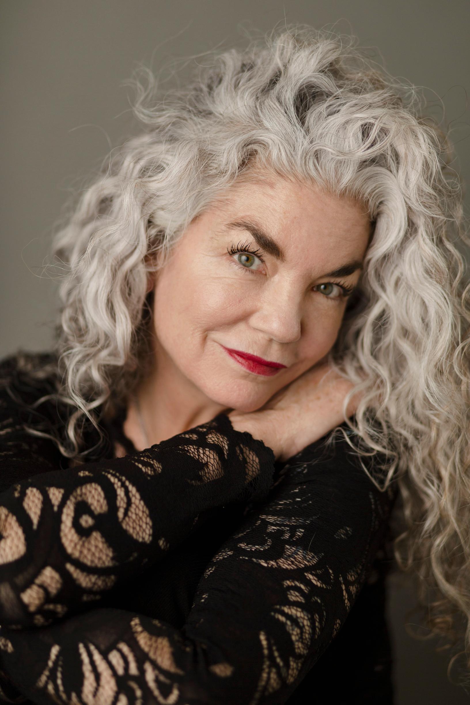 Carol Roine: ”Hiuskriisi iski nelikymppisenä, kun hiukseni alkoivat harmaantua enkä voinut allergian takia enää värjätä hiuksia”