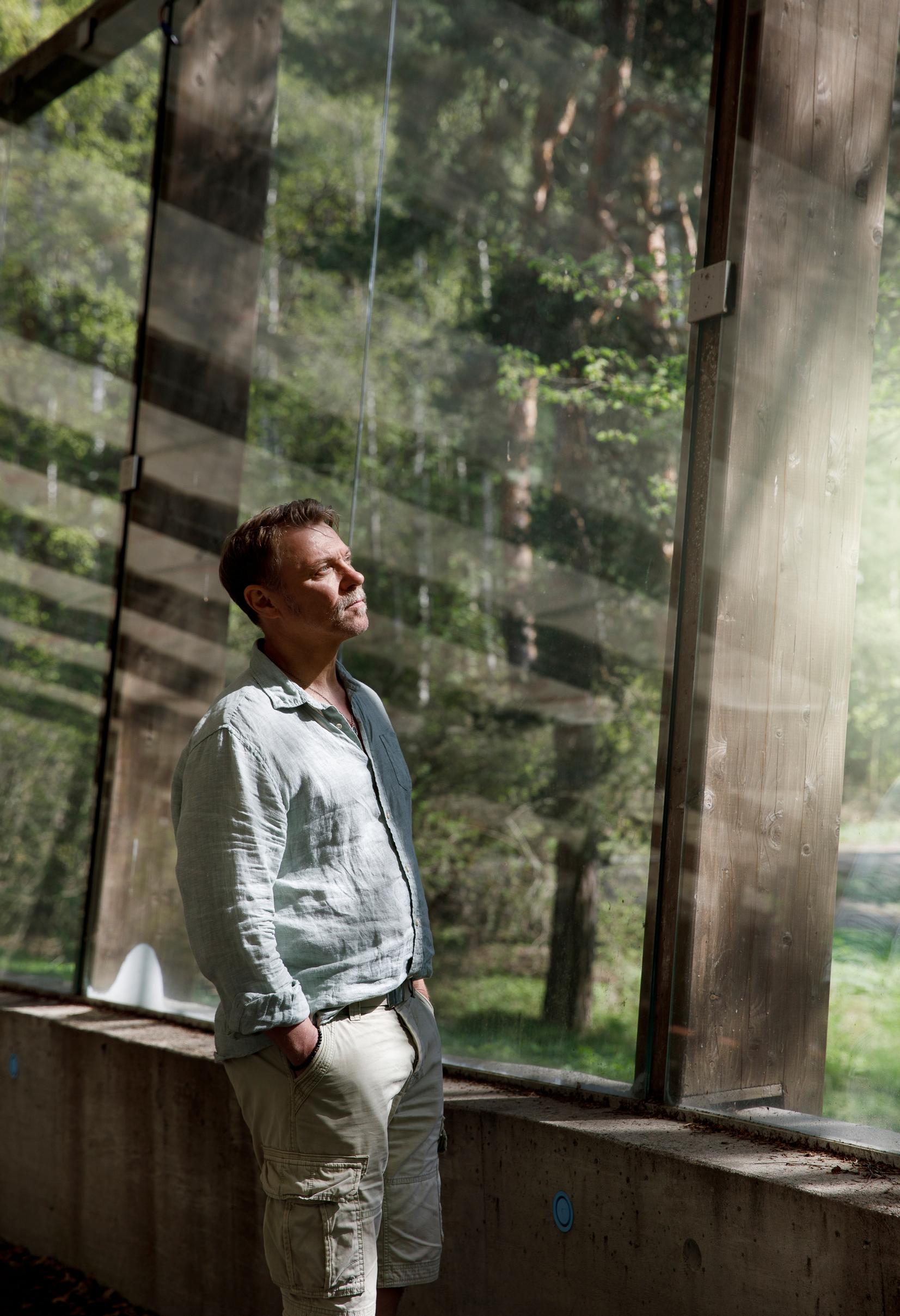 Esa Latva-Äijö löysi teatterista nuorena paikan, jossa tunsi itsensä näkyväksi. Näyttämöllä sai ilmaista tunteita, jotka muutoin piti piilottaa.