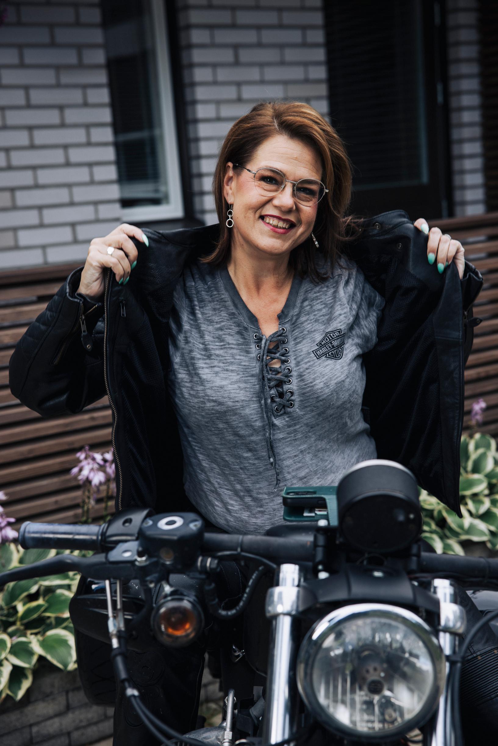 ”Moottoripyörää pitää kunnioittaa. Pelolle ei saa antaa valtaa, mutta on terveellistä, että ajaessa on varovainen”, Minna sanoo.