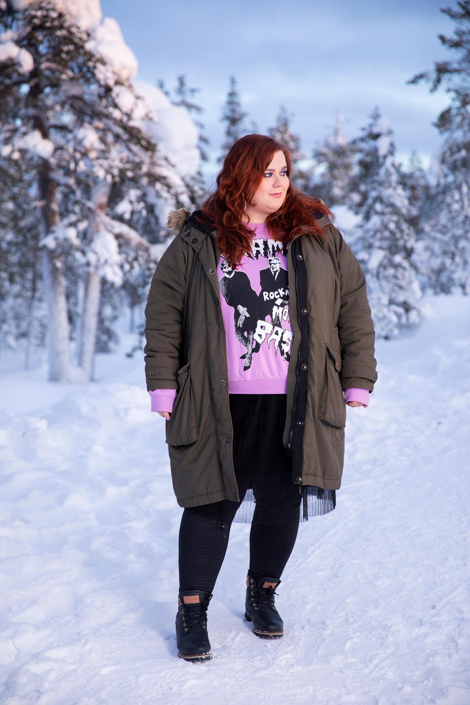 Enni Remes seisoo ulkona