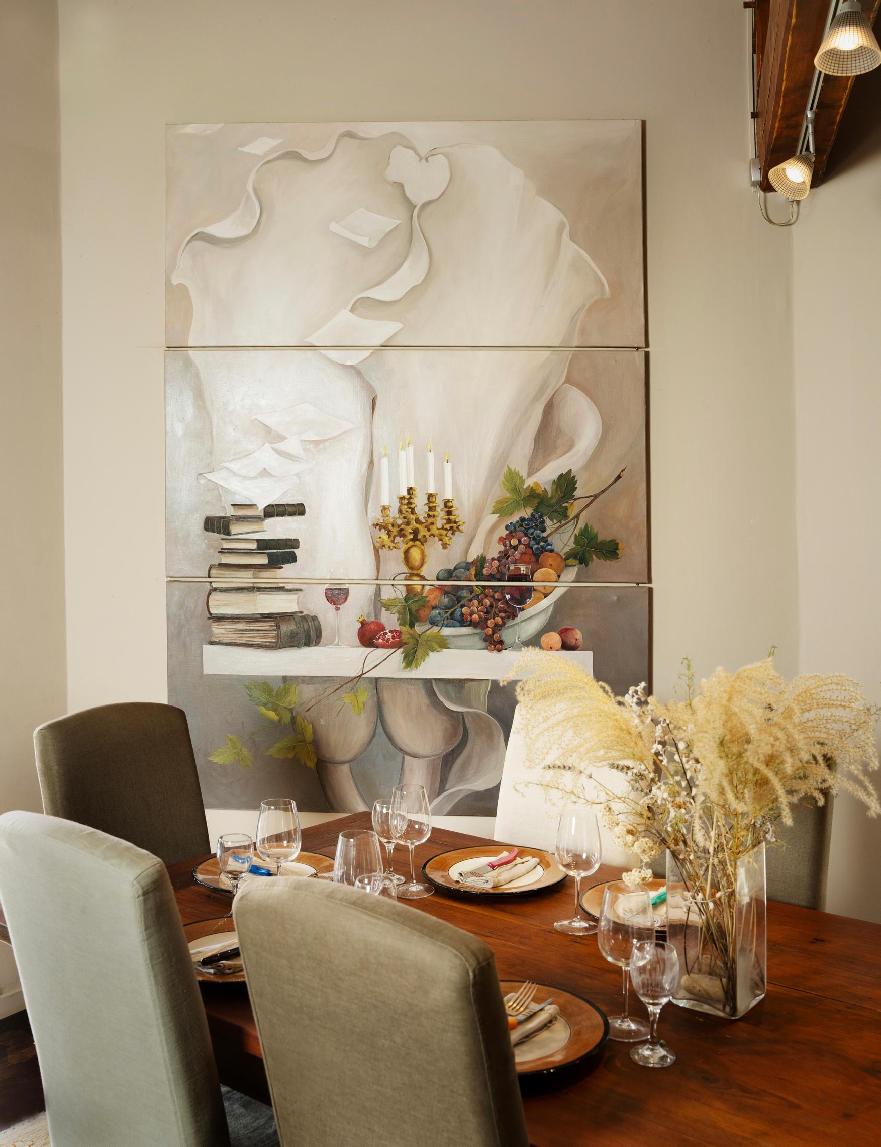 Erjan ystävän, taiteilija Johanna Oraksen suurikokoinen maalaus on Erjalle rakas. Se on kunnia- paikalla suuren ruokapöydän taustalla vinolla seinällä.