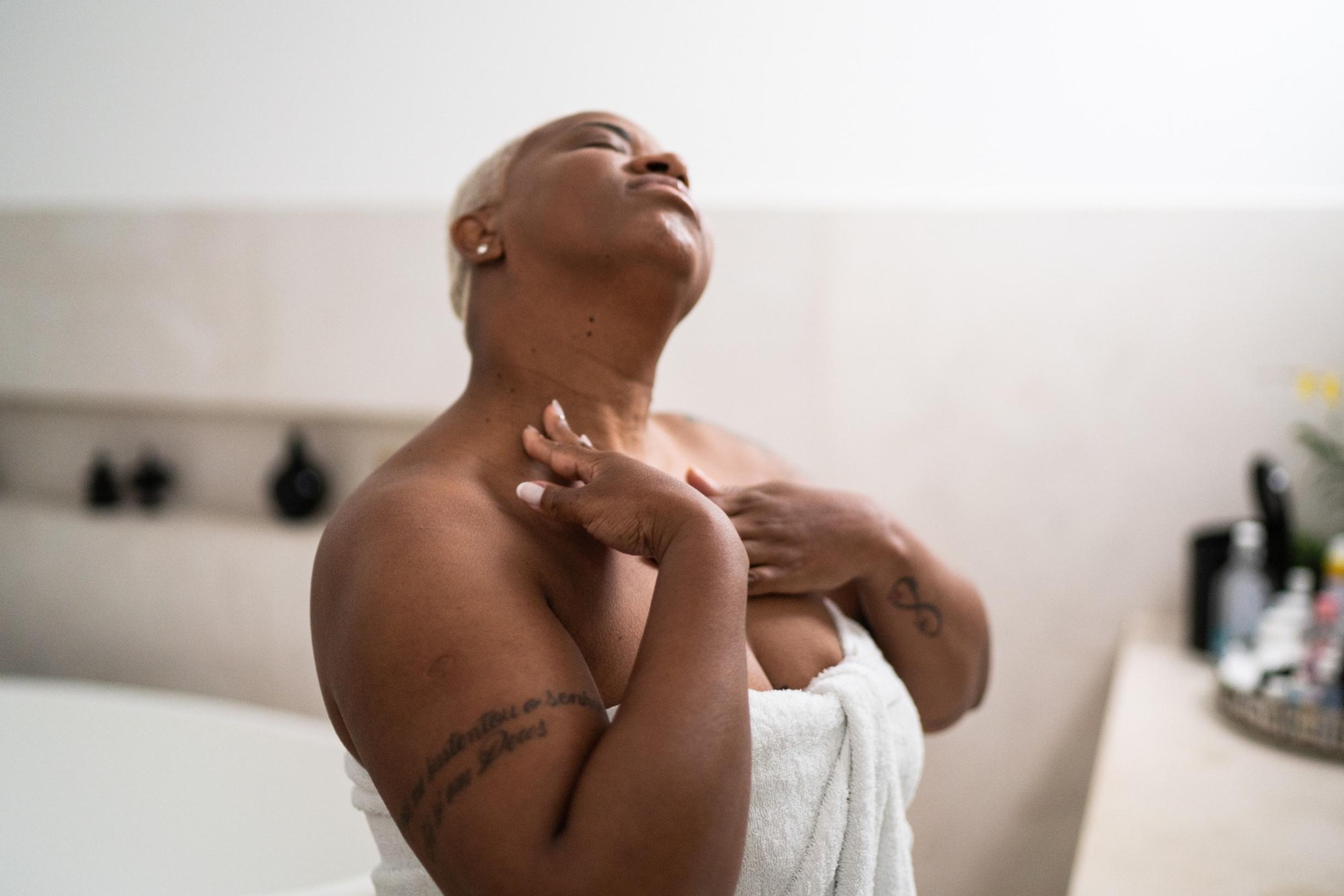 Tiesitkö, että kasvovoiteesi ei ole ehkä paras valinta hoitamaan kaulasi ihoa? 5 kaulavoidetta, joita kannattaa kokeilla