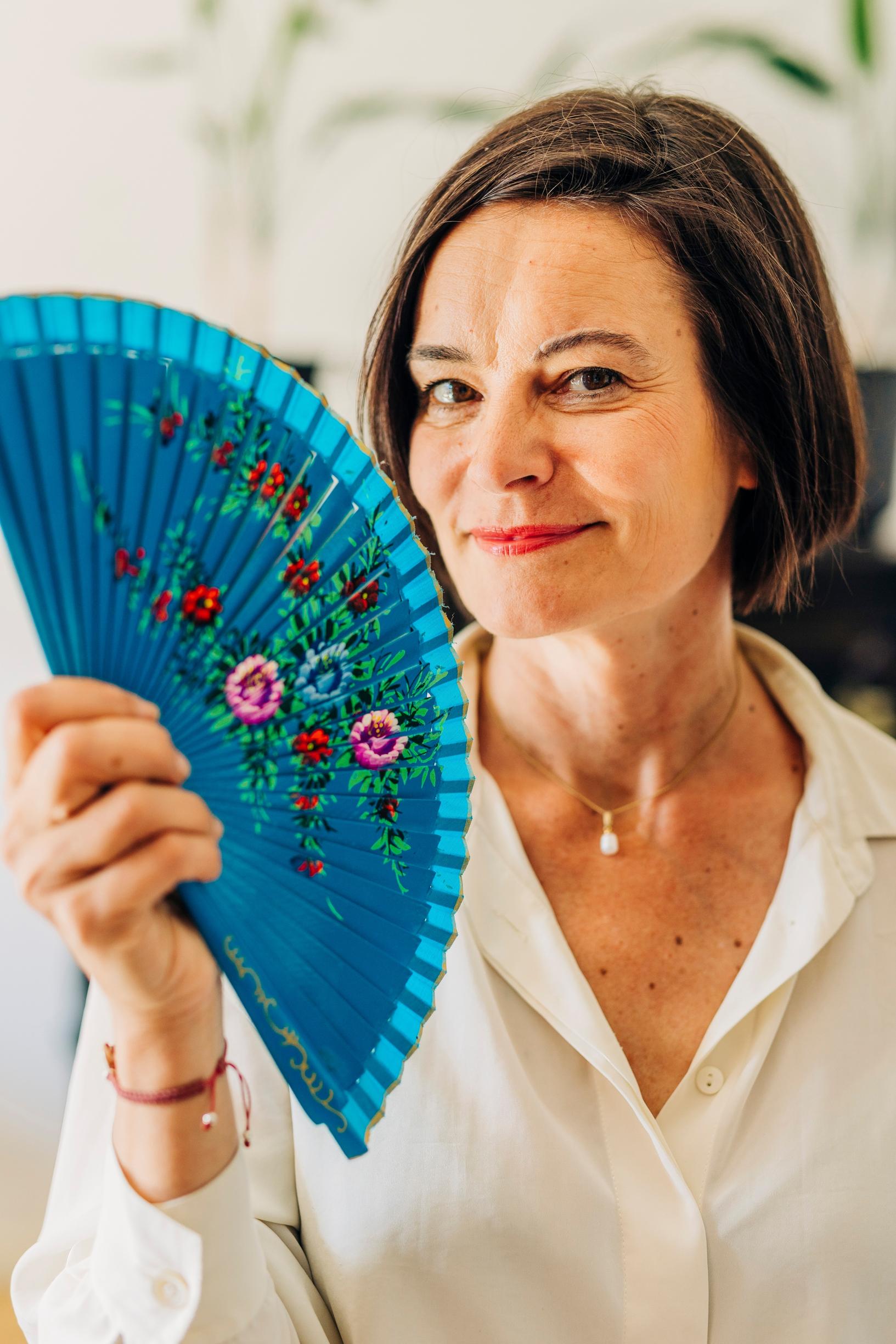 Hanna Jensen kädessään viuhka