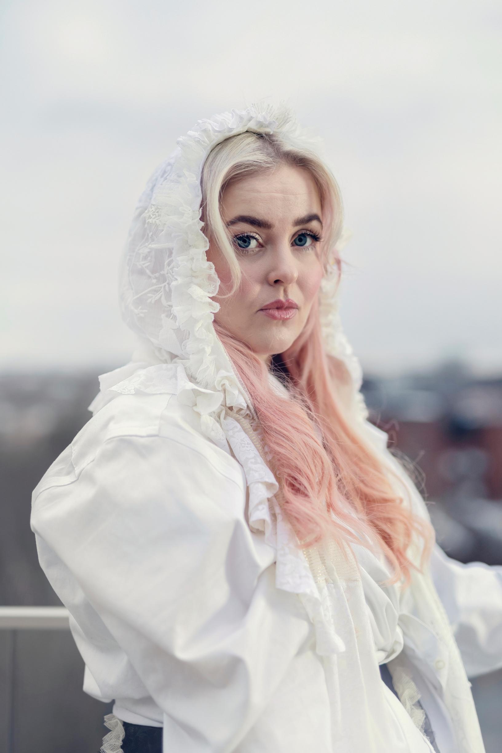 Ellinoora valkoisessa röyhelöhupussa