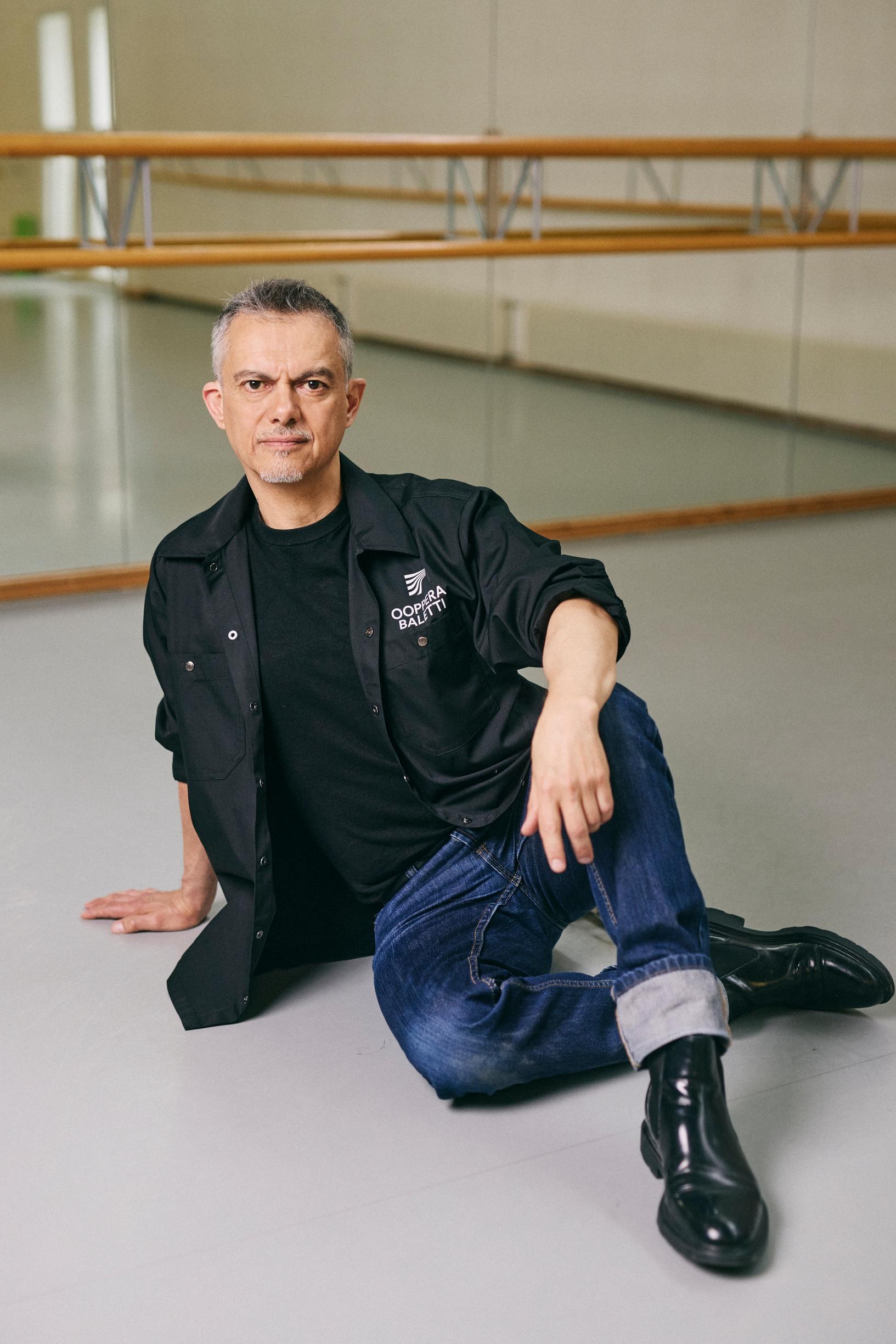 Javier Torres sanoo Kansallisbaletin tanssijoille, että nämä rakentavat itse tulevaisuutensa, mutta hän yrittää olla heidän peilinsä.