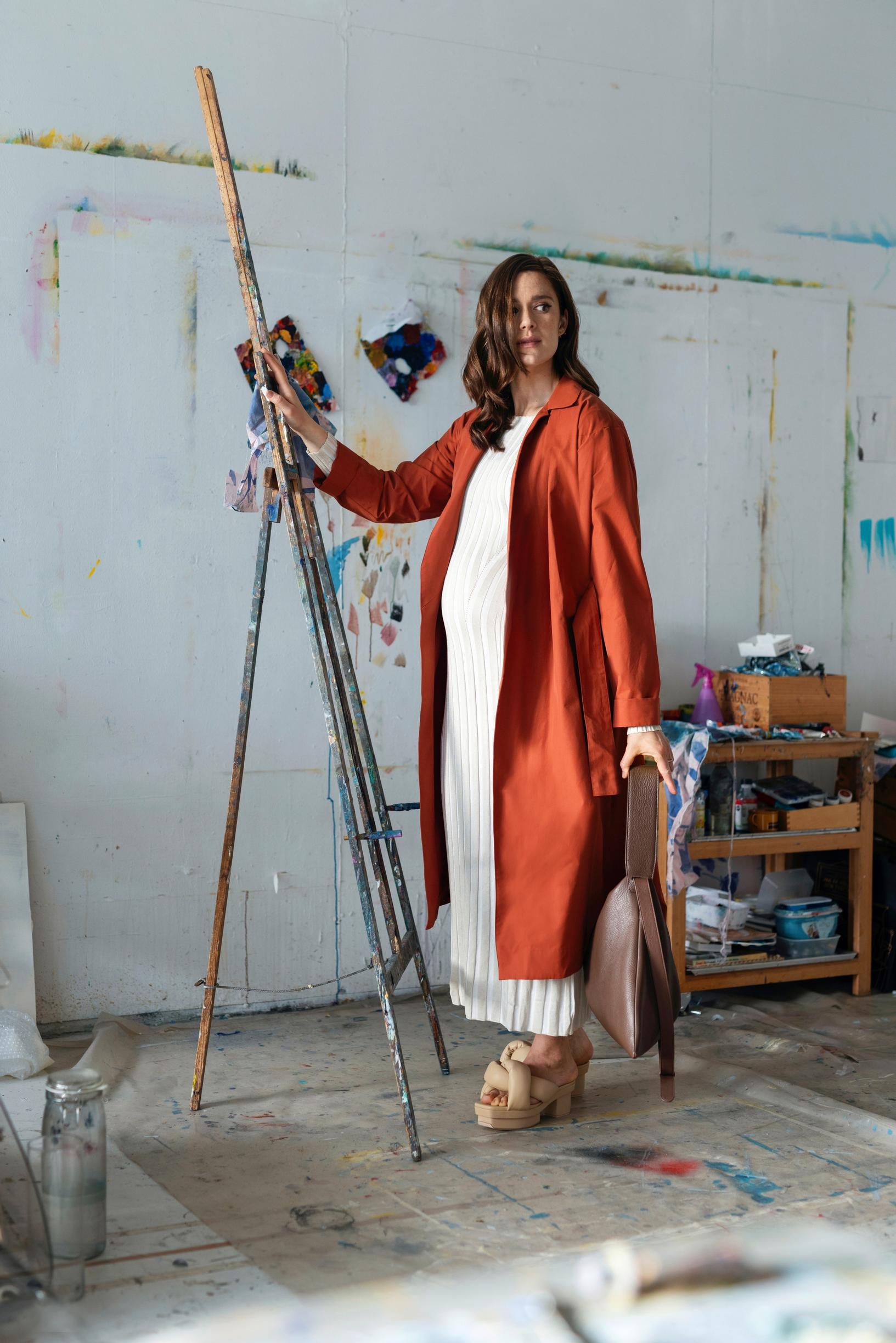 Uljaita linjoja, reippailufiilistä ja raikkaita värejä. Vauvaa odottava näyttelijä Krista Kosonen esitteli Eevan kevään muotijutussa kauneimmat takit.