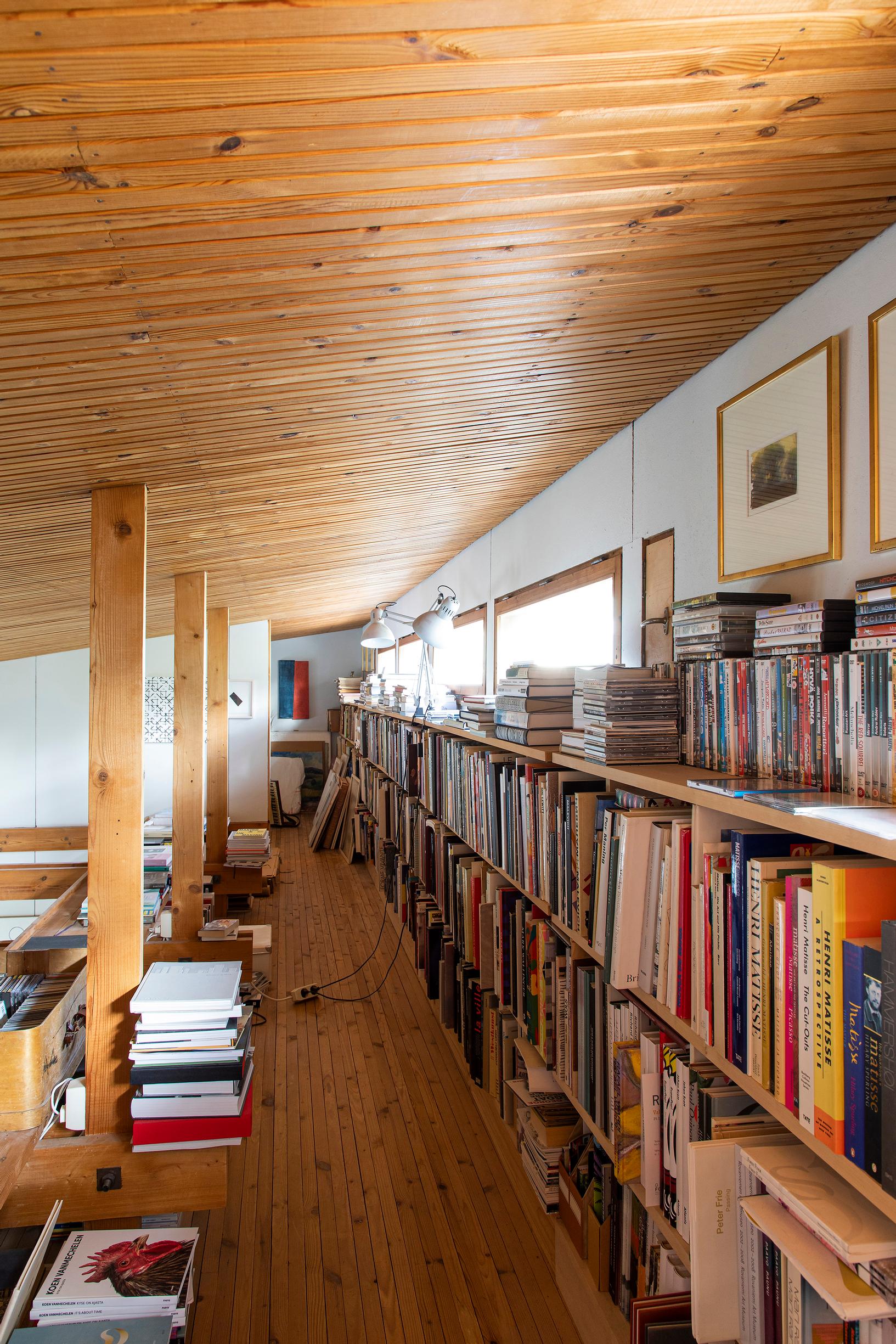 Yläkerran parvella, jota Susannan isovanhemmat kutsuivat lehteriksi, on osa talon mittavaa kirjastoa. Osa kirjoista oli jo isovanhemmilla.