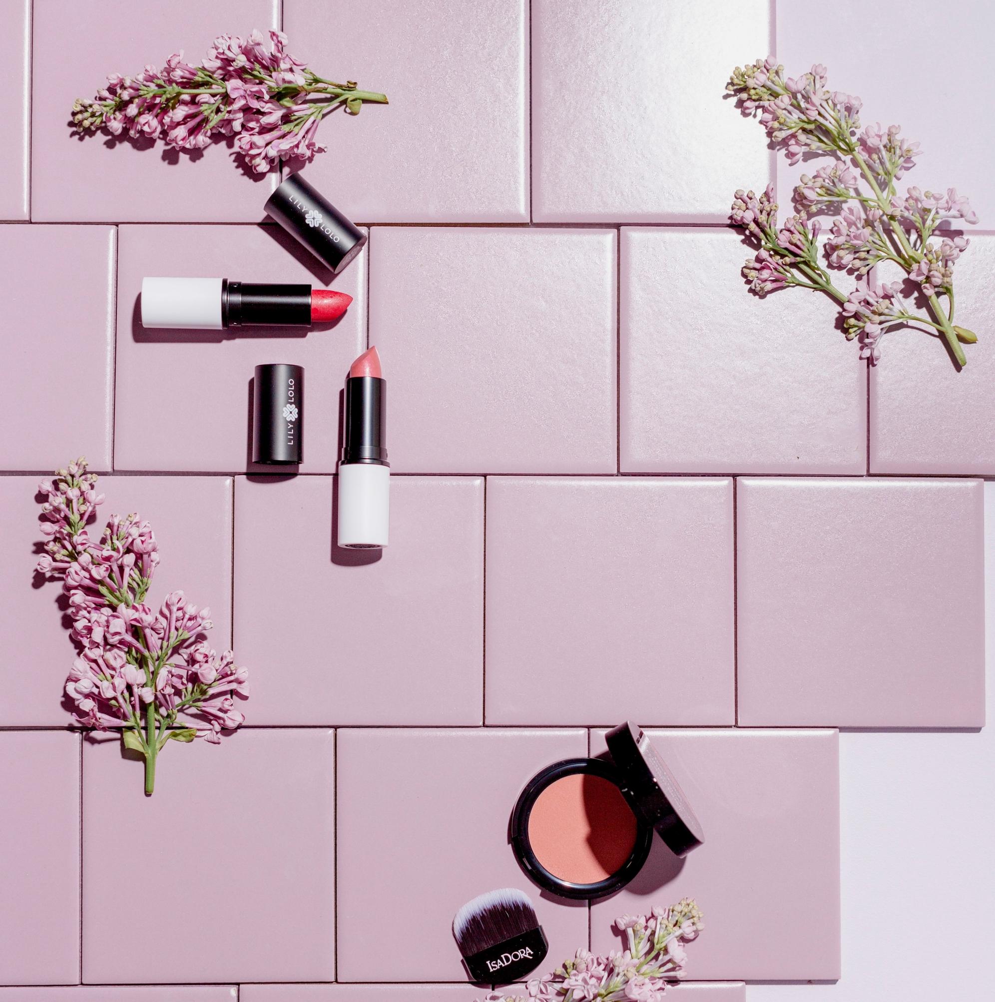 Haussa meikkivoide, ripsiväri tai kynsilakka? Listasimme 10 parasta ja kutkuttavan edullista markettikosmetiikan helmeä – kaikki alle 22 eurolla