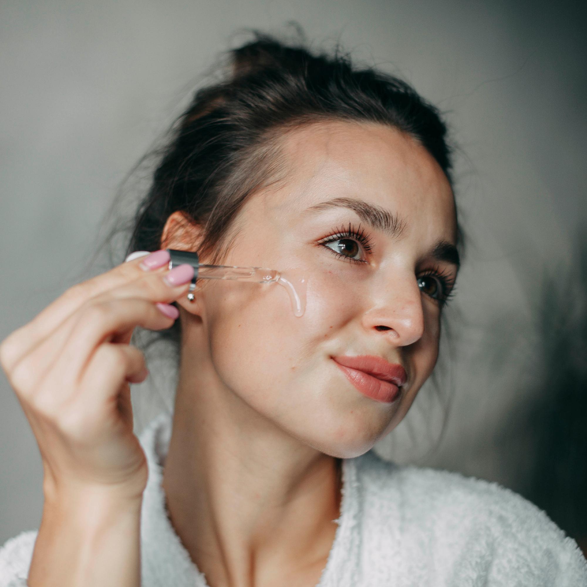 8 hyaluronihapposeerumia, jotka voivat pelastaa kuivuneen ihon – tämän perusvarman saa alle 20 eurolla