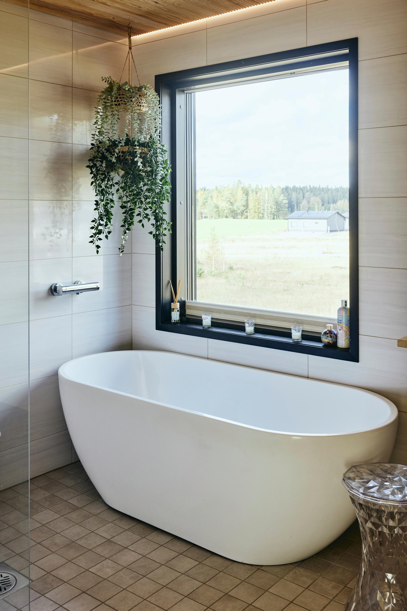 Yläkerran kylpyhuoneen ikkunasta voi ihailla peltomaisemaa ja auringonlaskua tai nähdä vaikka kauriin.