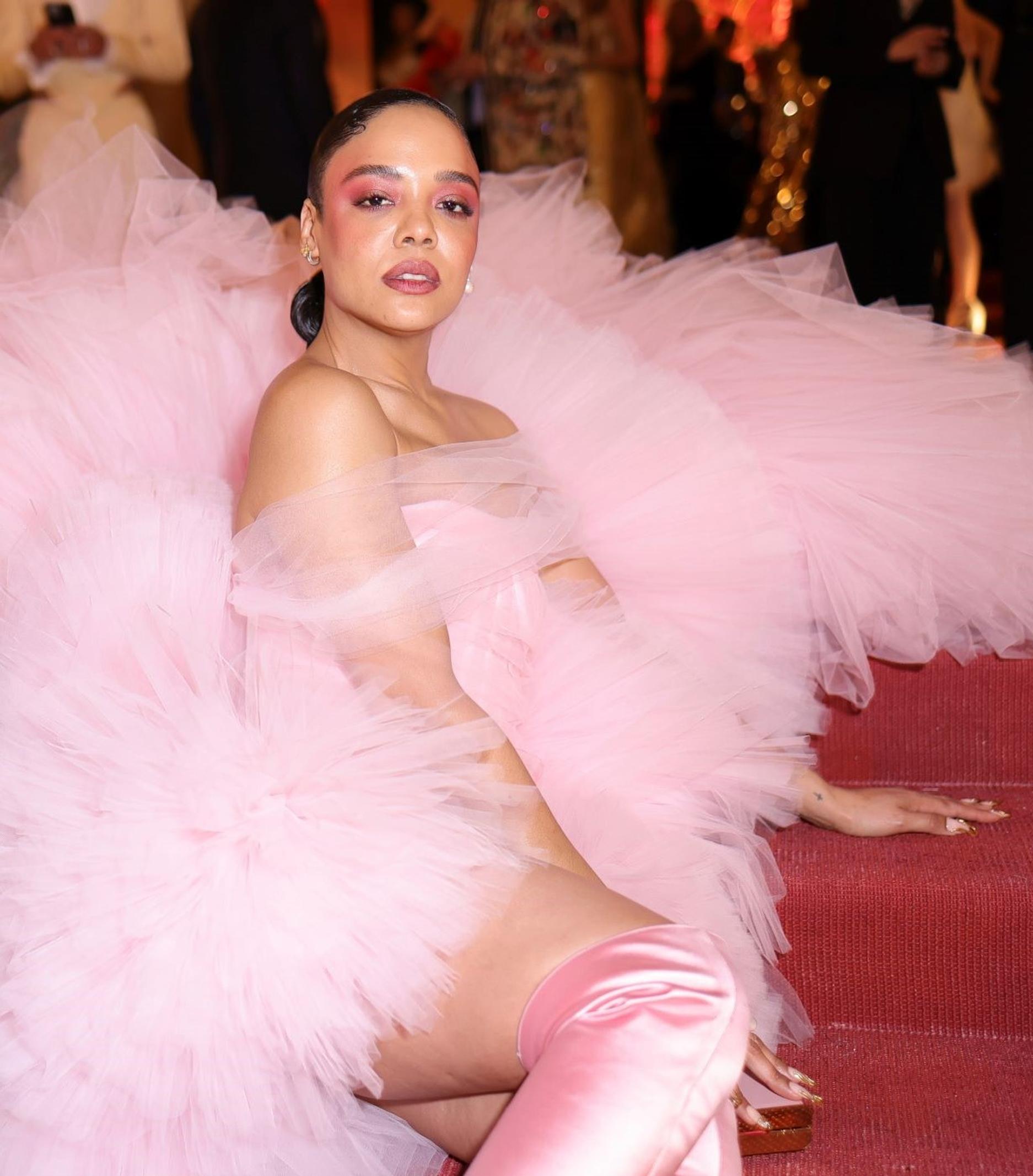 Hämähäkkiripset, pehmeämpi smokey eye ja vaalennetut ysärikulmat – tässä ovat kiinnostavimmat meikkitrendit nyt