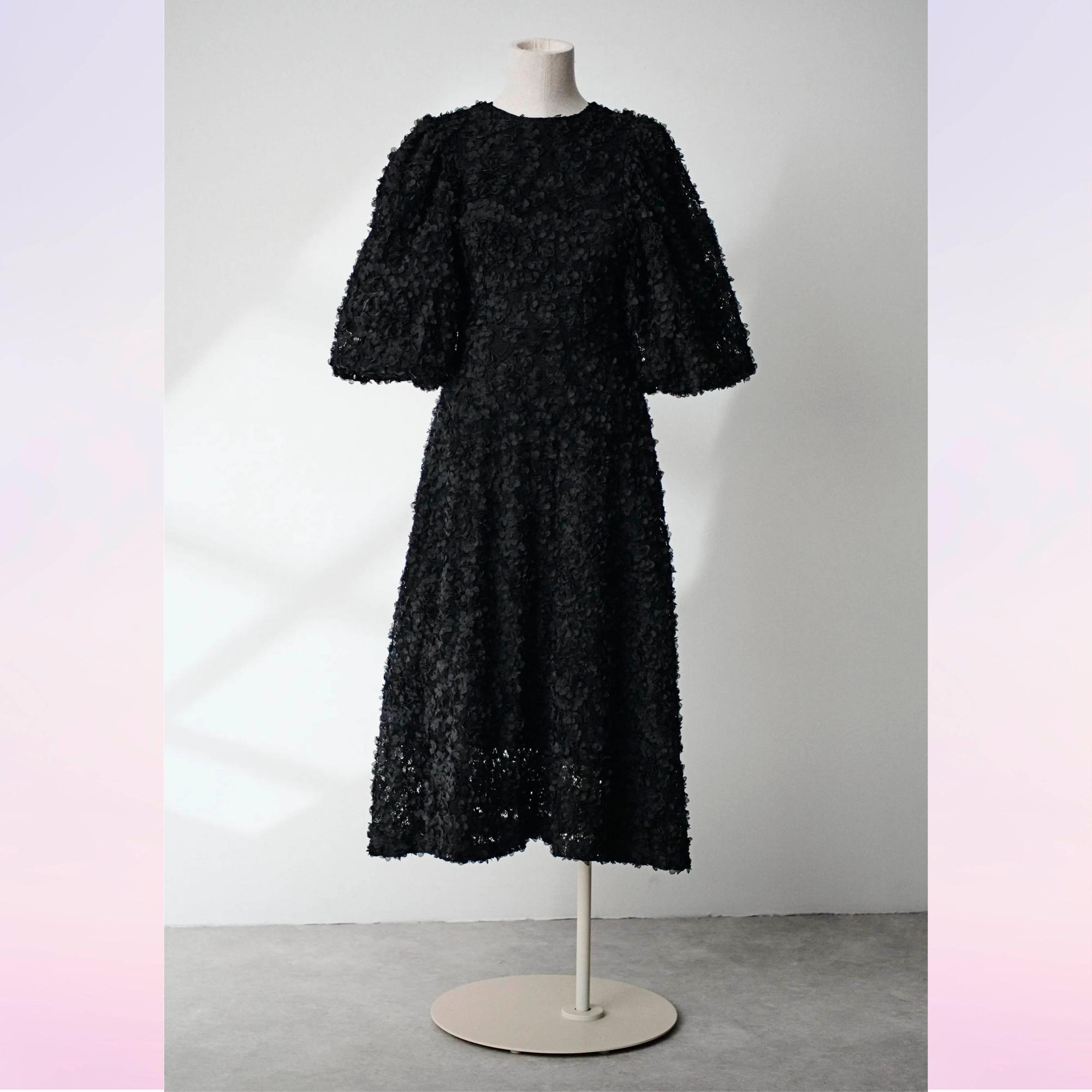 Chiara-mekko (36, 40, 42) on valmistettu Boråsin suunnittelustudiossa, jossa keskitytään vastuulliseen tuotantoon. 4 päivää/29,99 e, Gina Tricot/Not So Ordinary.