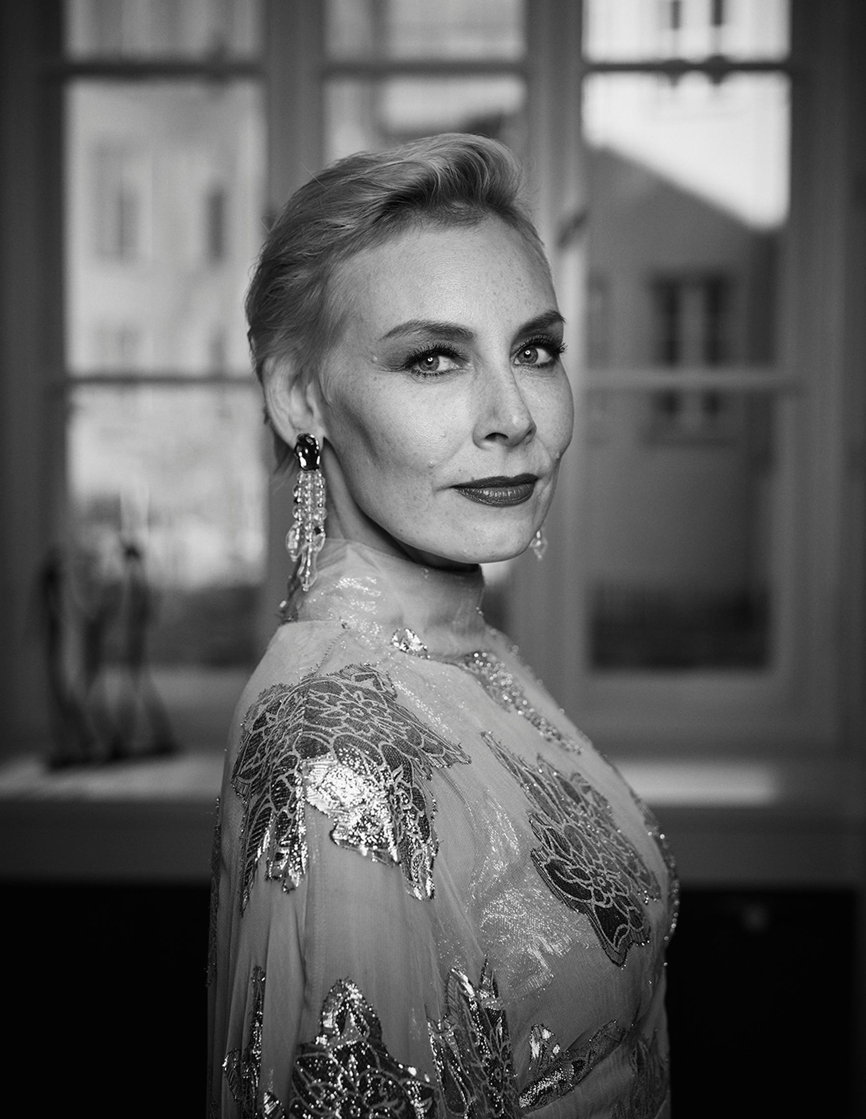 Kirjailija Laura Lindstedt nauttii monenlaisista tyyleistä: ”Minulle naiseus ei ole vankila”