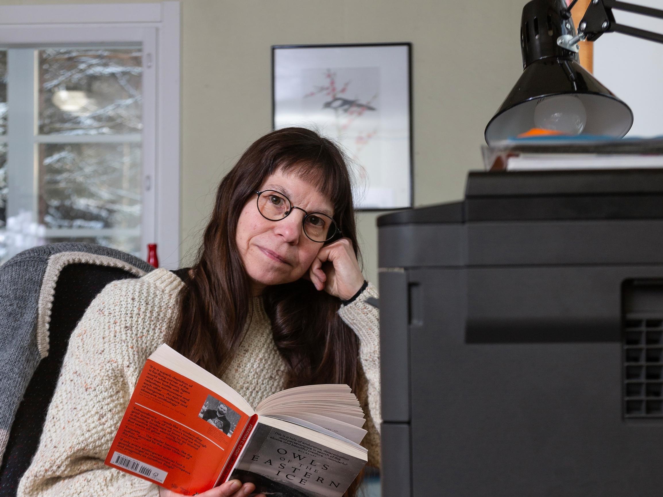 Kirjailija Aura Koivisto kasvoi Korkeasaaren eläintarhassa pitsihuvilassa – nyt hän on luonnonpuolustaja, joka ei hätkähdä suden kohtaamista Kainuussa kotipihallaan