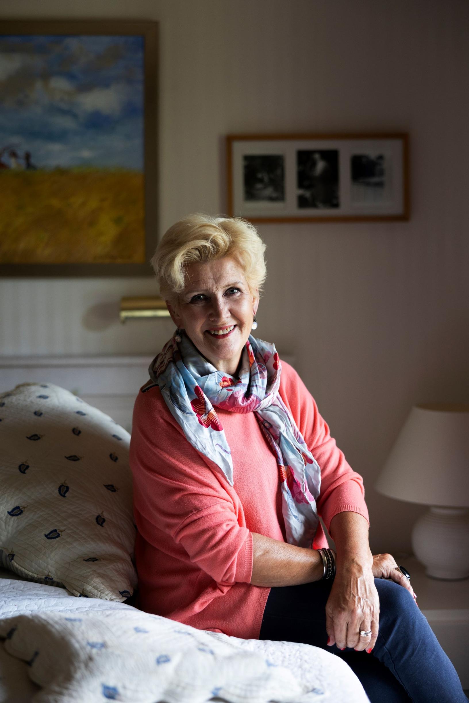 Entinen kanavajohtaja Pirjo Airaksinen kohtasi yllättäen elämänsä rakkauden – yhteiset eläkesuunnitelmat vaihtuivat suureen suruun: ”Tunsin, etten selviydy mutta selviydyin”