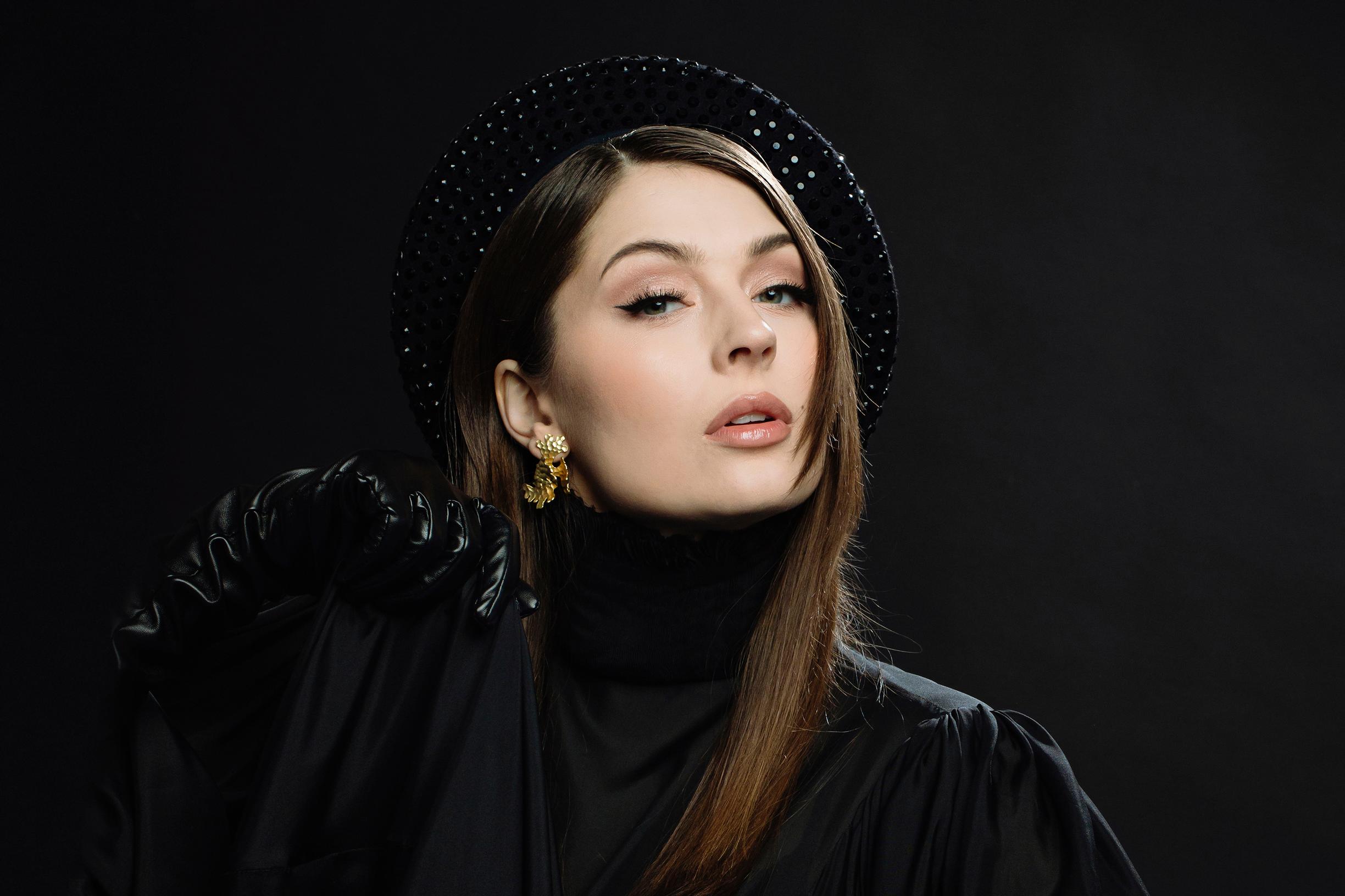 Behm tekee kappaleensa ruuanlaiton lomassa ja äänittää musiikkia vaatekaapissa: ”Ehkä se on suosioni salaisuus”