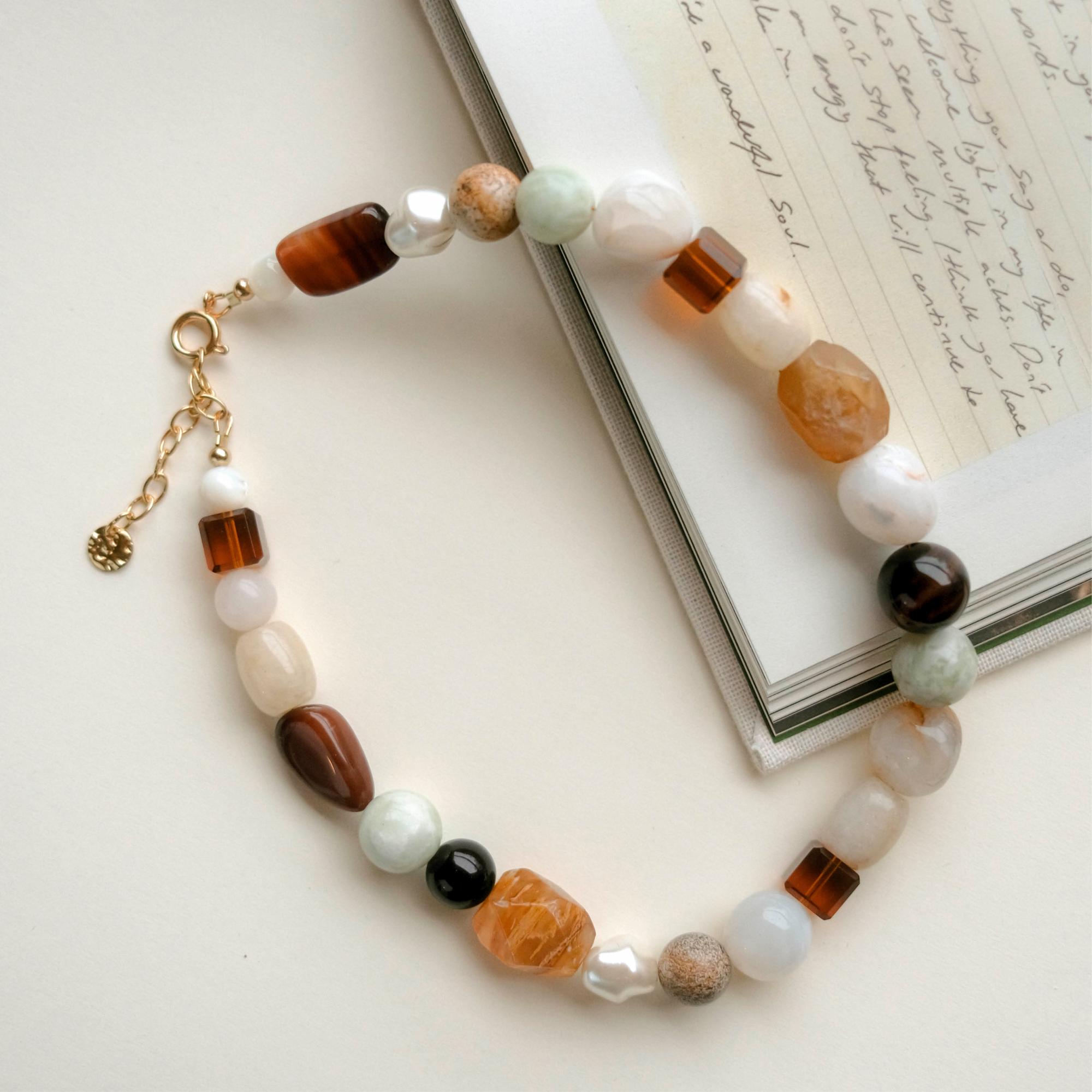 Elna-kaulakoru 59 e, Maire Koru.