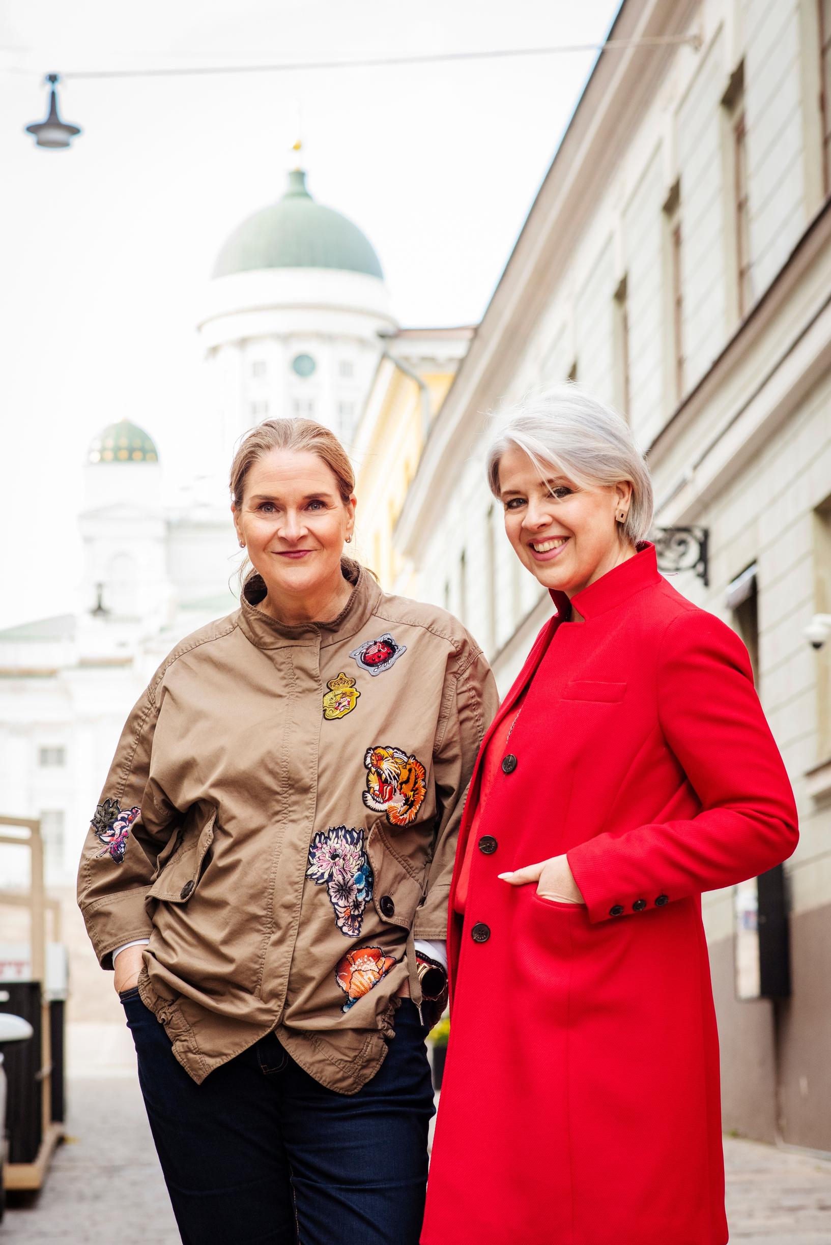 Ilona Rauhala (vas.) ja isosisko Elina Vettenranta (oik.) kulkivat lapsuuden kesinään usein samanlaisissa, mummunsa ompelemissa kukkamekoissa. 