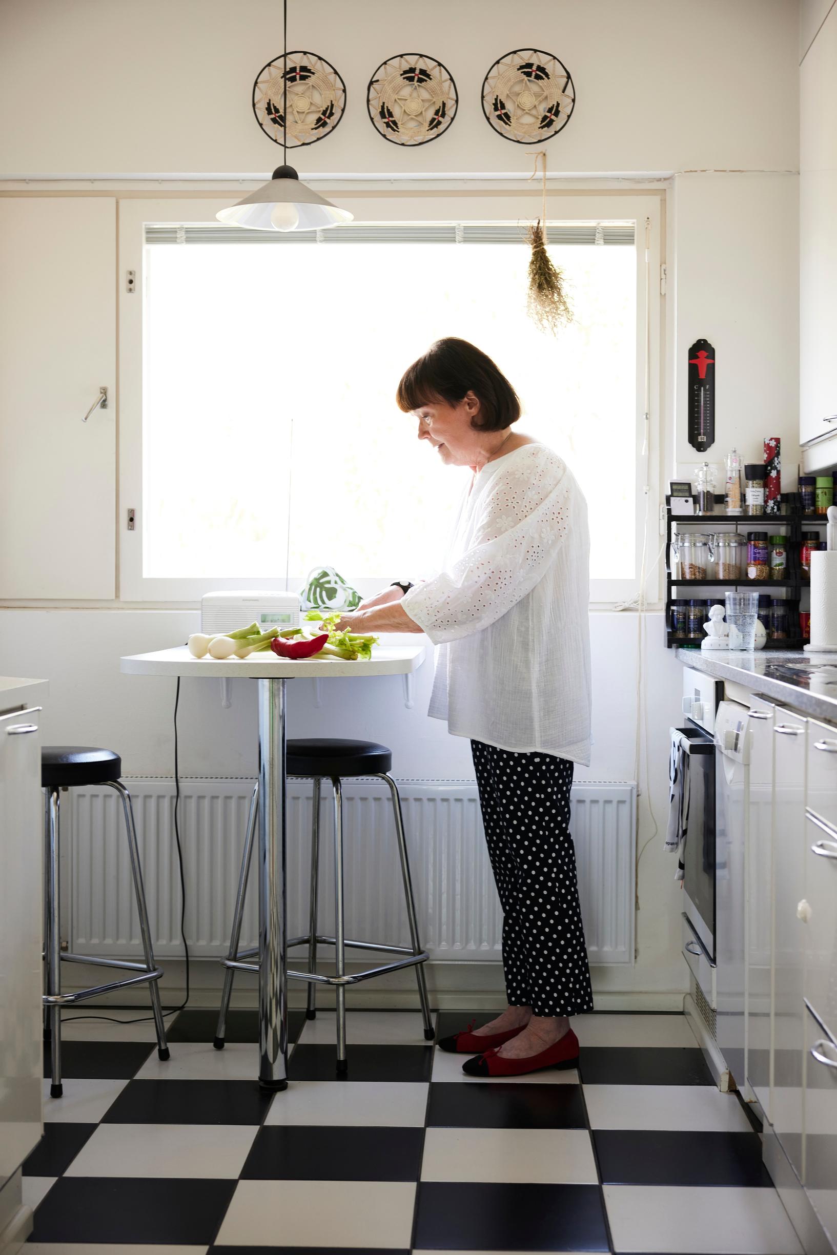 Outi myöntää kaipaavansa elämäänsä uusia tuulia. ”Niihin voi sisältyä vihdoinkin muutto Töölöön – tai sitten ei.” Nykyisessä Lauttasaaren-kodissaan hän on asunut 25 vuotta.