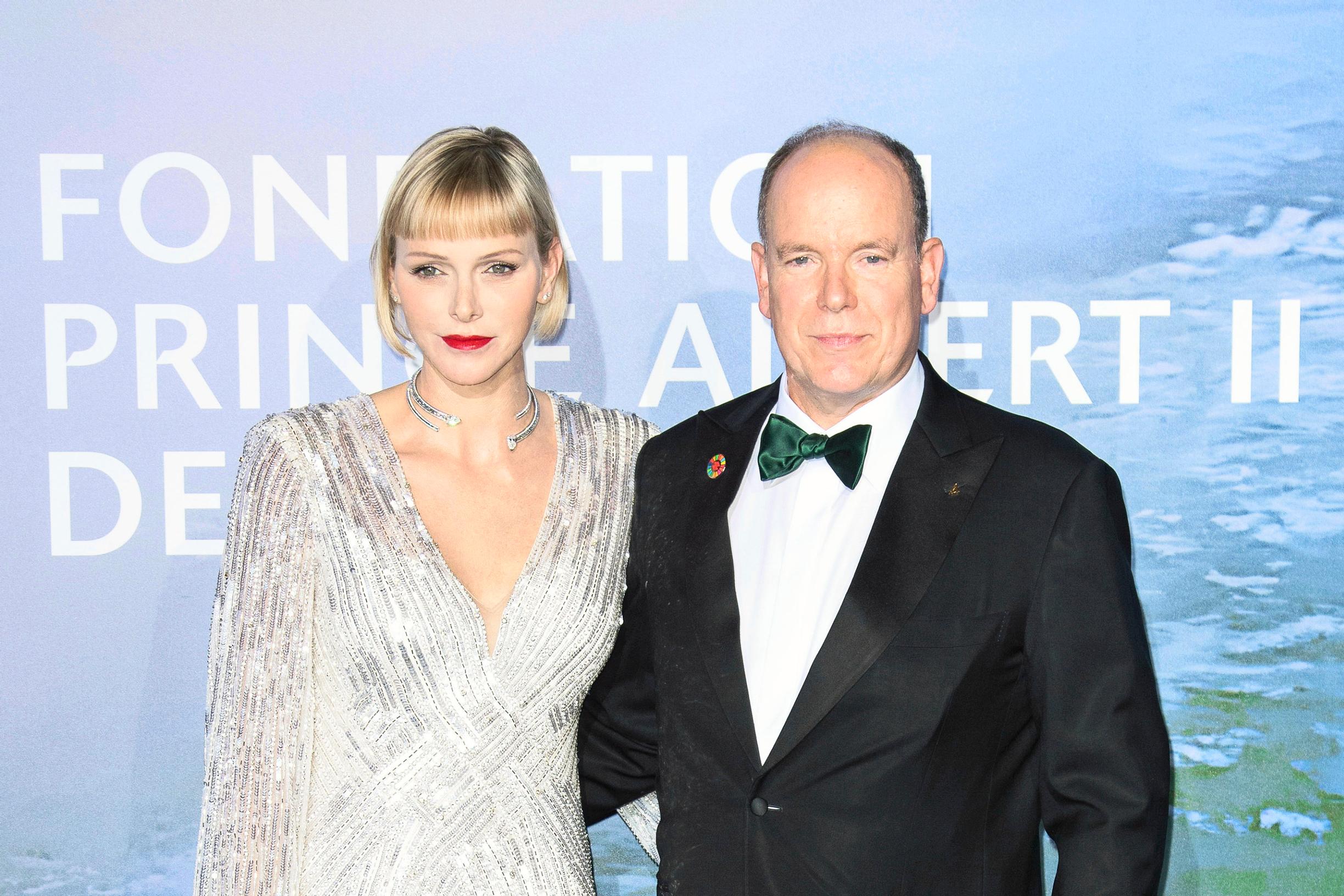 Ruhtinaspari Albert ja Charlene eivät istu perinteiseen muottiin – miksi Charlene ei koskaan hymyile?