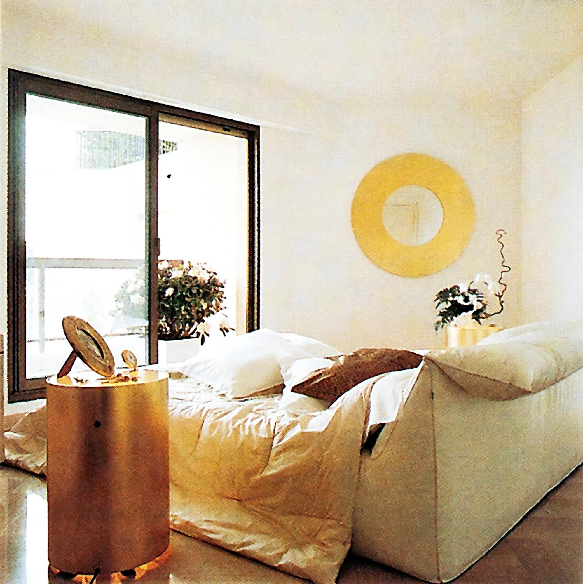 Valkoisella nahalla verhotusta sängystä näki merelle.