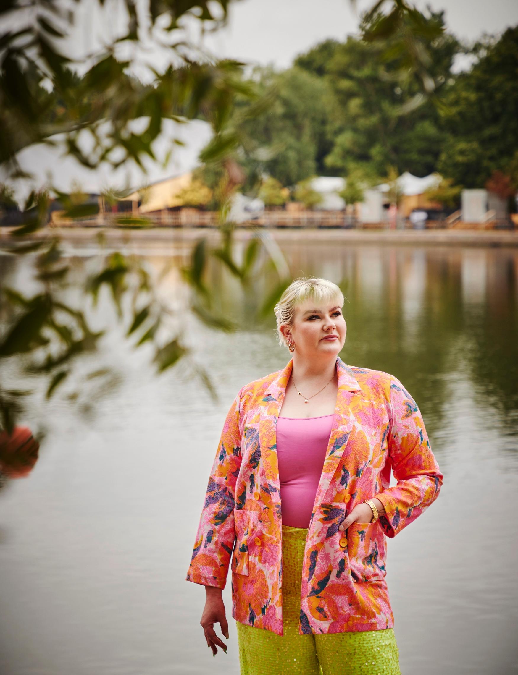 Anni Marttinen ja ja talousvaikuttaja Maria Mäkynen pitävät Feministinen talous -podcastia, jossa he puhuvat taloudesta kansantajuisesti.