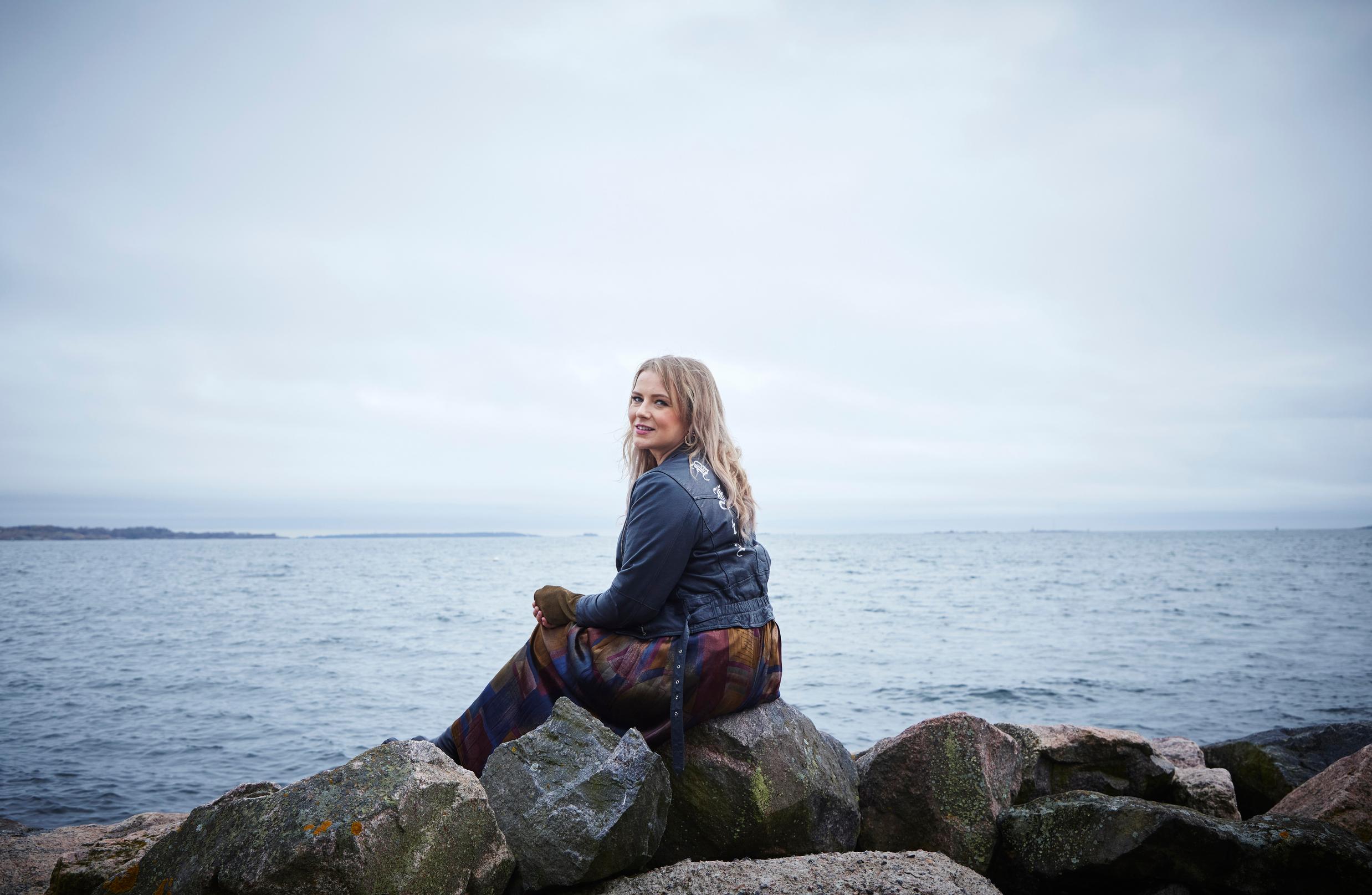 Kahdesti eronnut muusikko Yona opettelee olemaan elämänsä tärkein ihminen: ”Olin tottunut nojaamaan muihin”