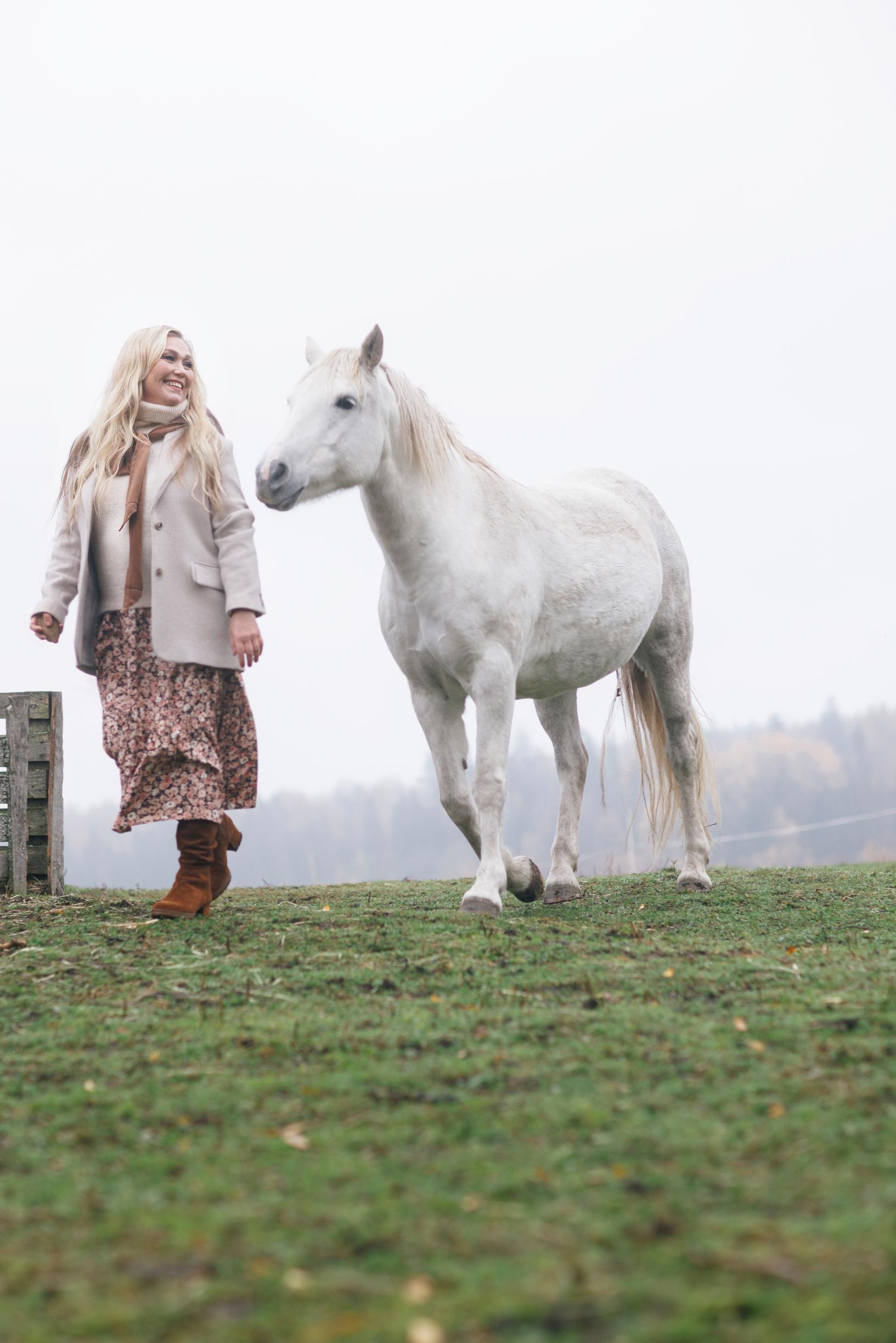 ”Kahden aikuisen suhteessa voi keskittyä täysillä toiseen”, sanoo uuden kumppanin löytänyt Outi Mäenpää.