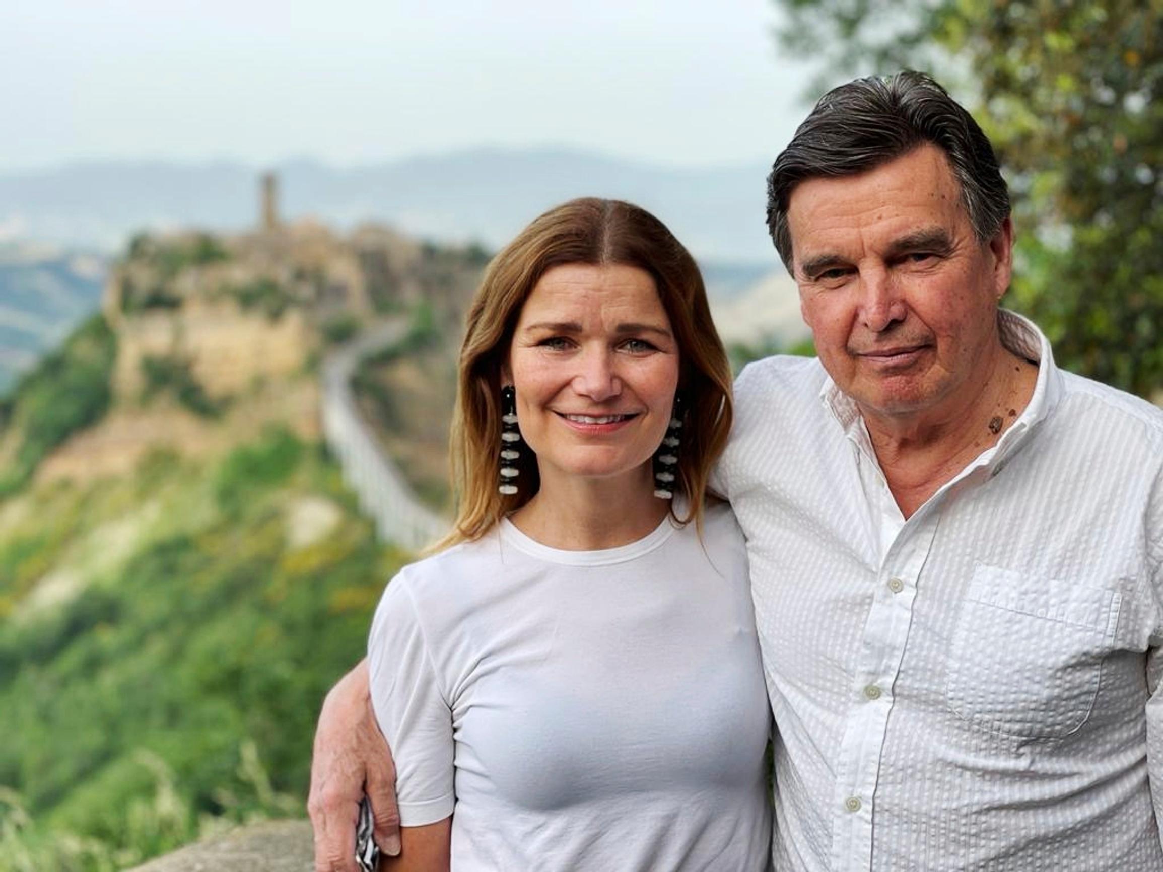 [Image] Carola Rytsölä tunnetaan sisustusarkkitehtina, jonka kädenjälki näkyy muun muassa helsinkiläisen luksushotellin Hotel Grand Hansan sisustuksessa. Puoliso Mikko Rytsölä on tehnyt uransa liikennelentäjänä.