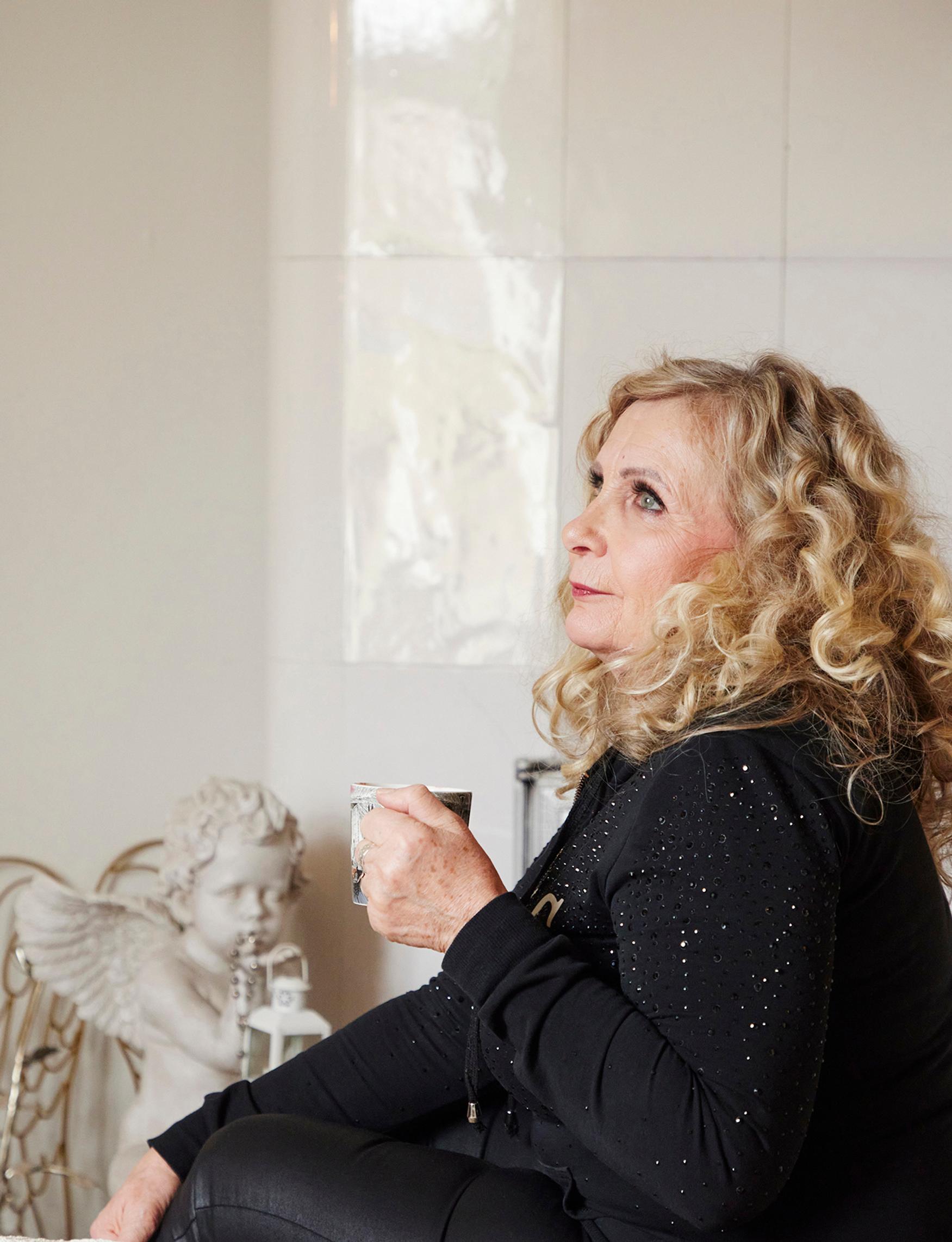 Lähihoitajan työ on Marianne Roosin kutsumus. Hyväkuntoinen eläkeläinen tekee edelleen keikkatöitä vanhusten ja vammaisten hoitopaikoissa.