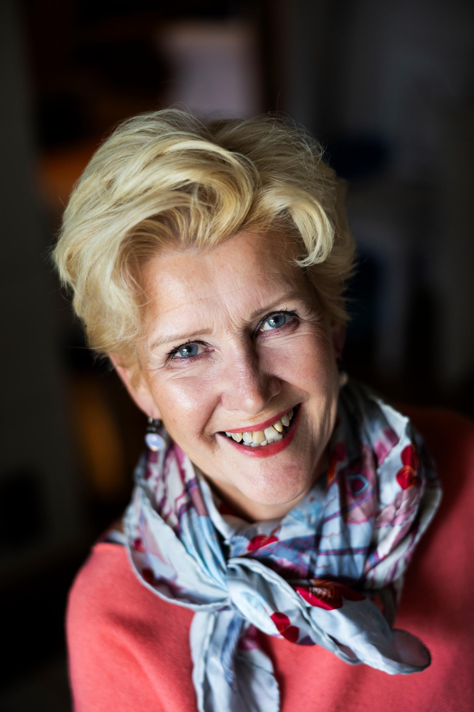 Pirjo Airaksinen, 65, on tehnyt pitkän uran mediamaailmassa johtotehtävissä. Siinä häntä tuki edesmennyt puoliso Pertti Ruuskanen, joka pyöritti perhearkea.