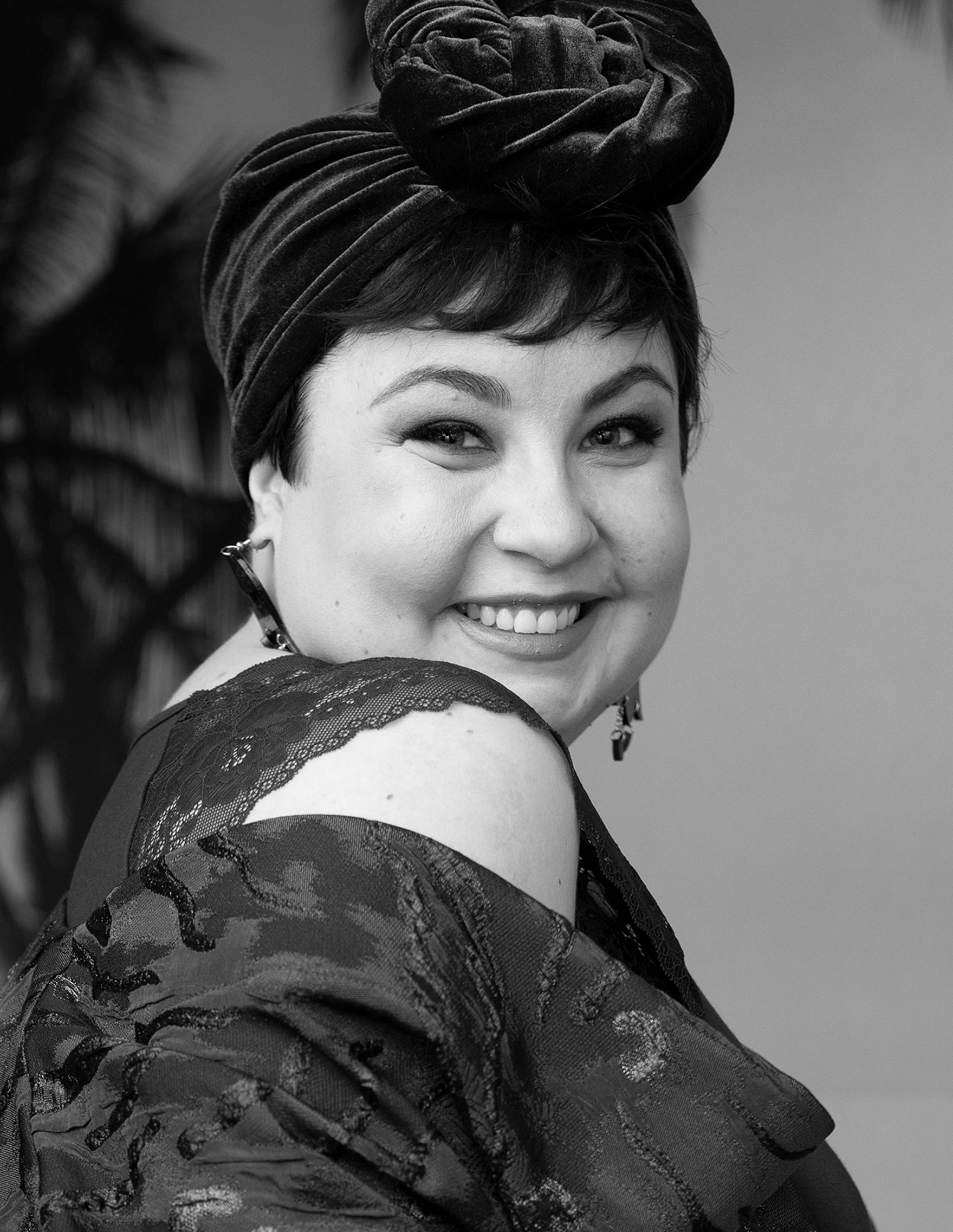 Värejä ja kuoseja yhdistelevä Emmi Nuorgam: ”Haluan tyylilläni rikkoa käsitystä asiantuntijan ulkonäöstä”