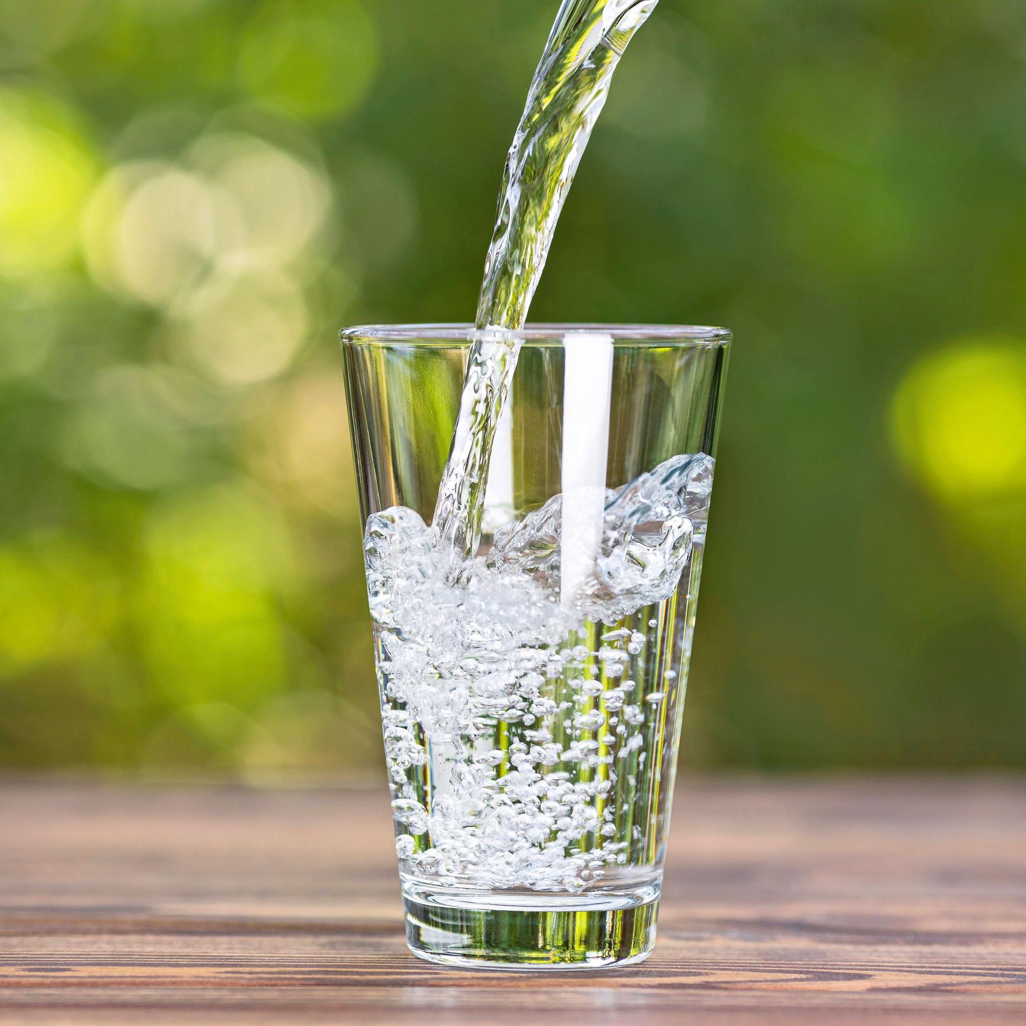 Juo vesi kauniista lasista ja Pippa Laukan 7 muuta vinkkiä, miten muistat juoda vettä tarpeeksi