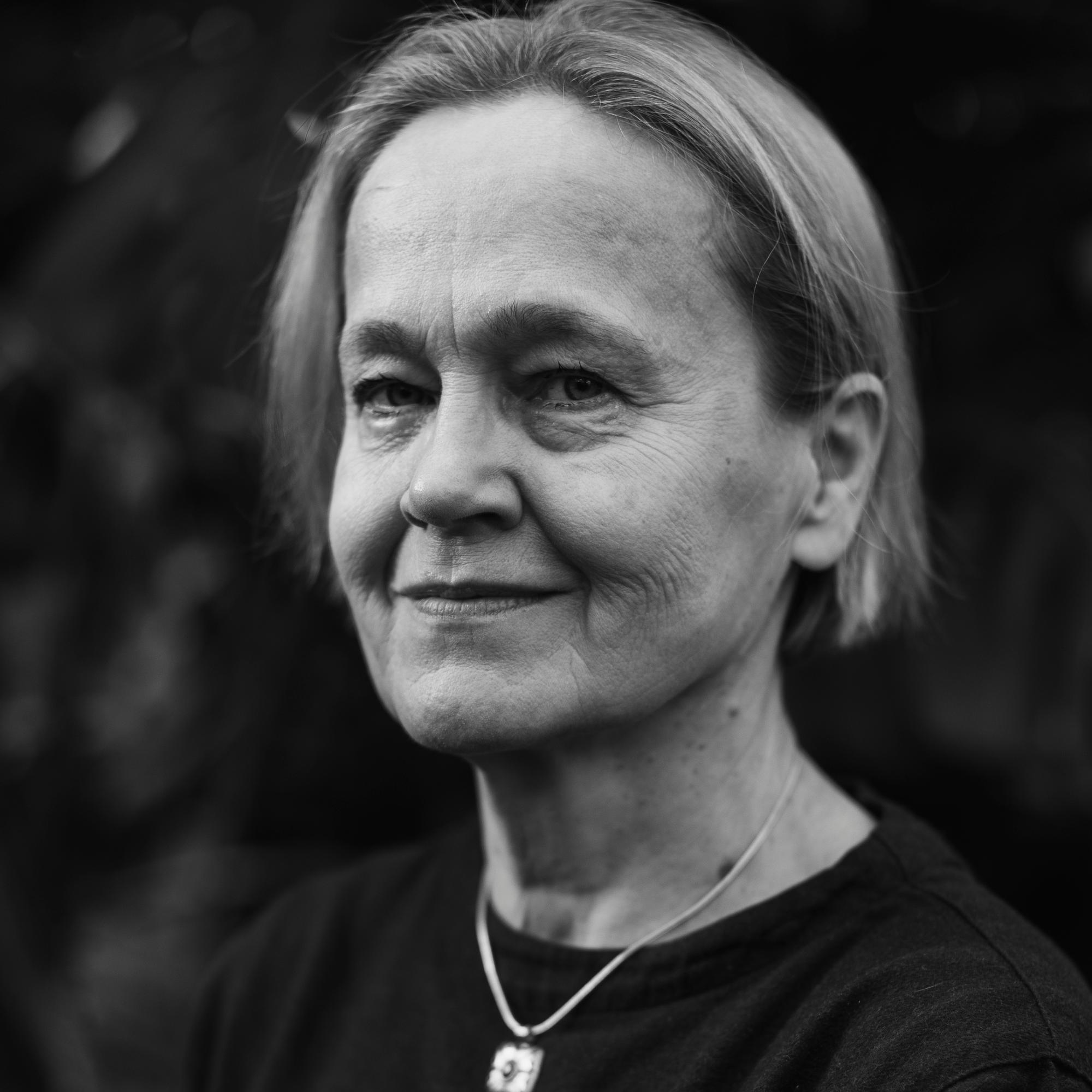 Helena Sinervon tytär syntyi 3 kuukautta kirjailijan äidin kuoleman jälkeen: ”En voisi rakastaa häntä enempää, vaikka hän olisi biologinen lapseni”