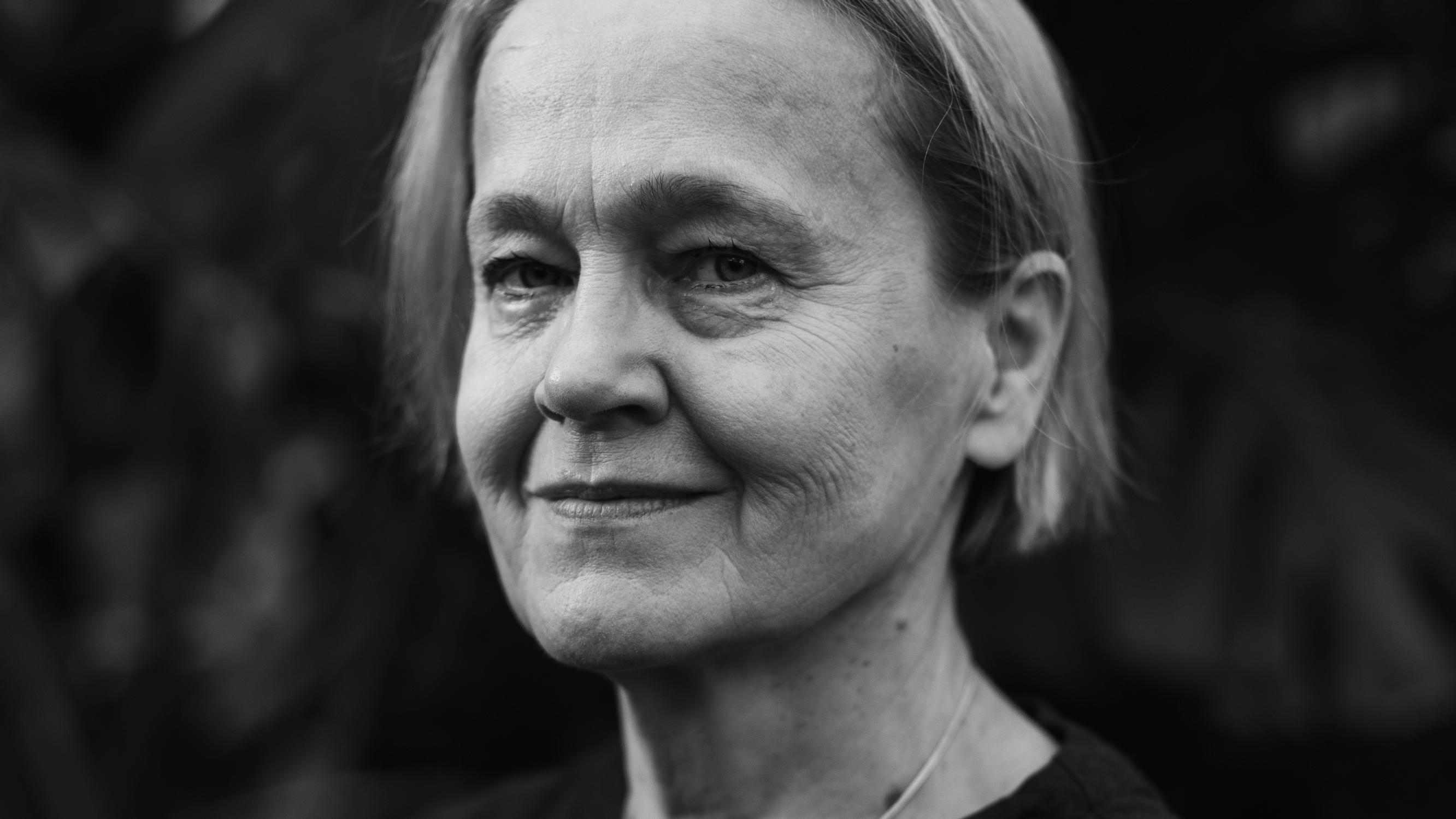 Helena Sinervon tytär syntyi 3 kuukautta kirjailijan äidin kuoleman jälkeen: ”En voisi rakastaa häntä enempää, vaikka hän olisi biologinen lapseni”