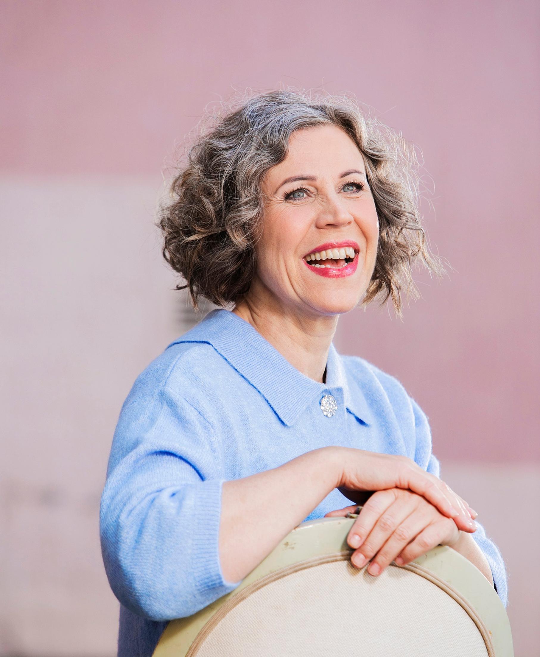 Upea hiusmuutos! Sopiva hiustenleikkaus toi Kirsin luonnonkiharan tukan parhaat puolet esiin