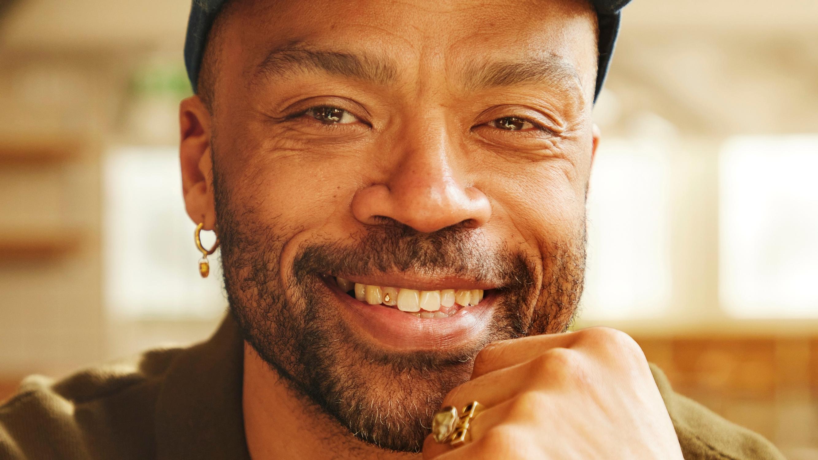 Jani Toivola epäröi, pystyykö hän homona tarjoamaan lapselle kaikkea – näin hänen mumminsa kommentoi