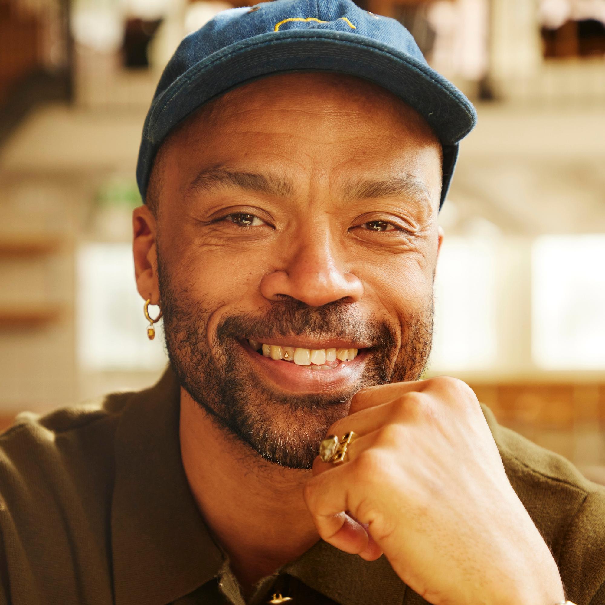 Jani Toivola epäröi, pystyykö hän homona tarjoamaan lapselle kaikkea – näin hänen mumminsa kommentoi